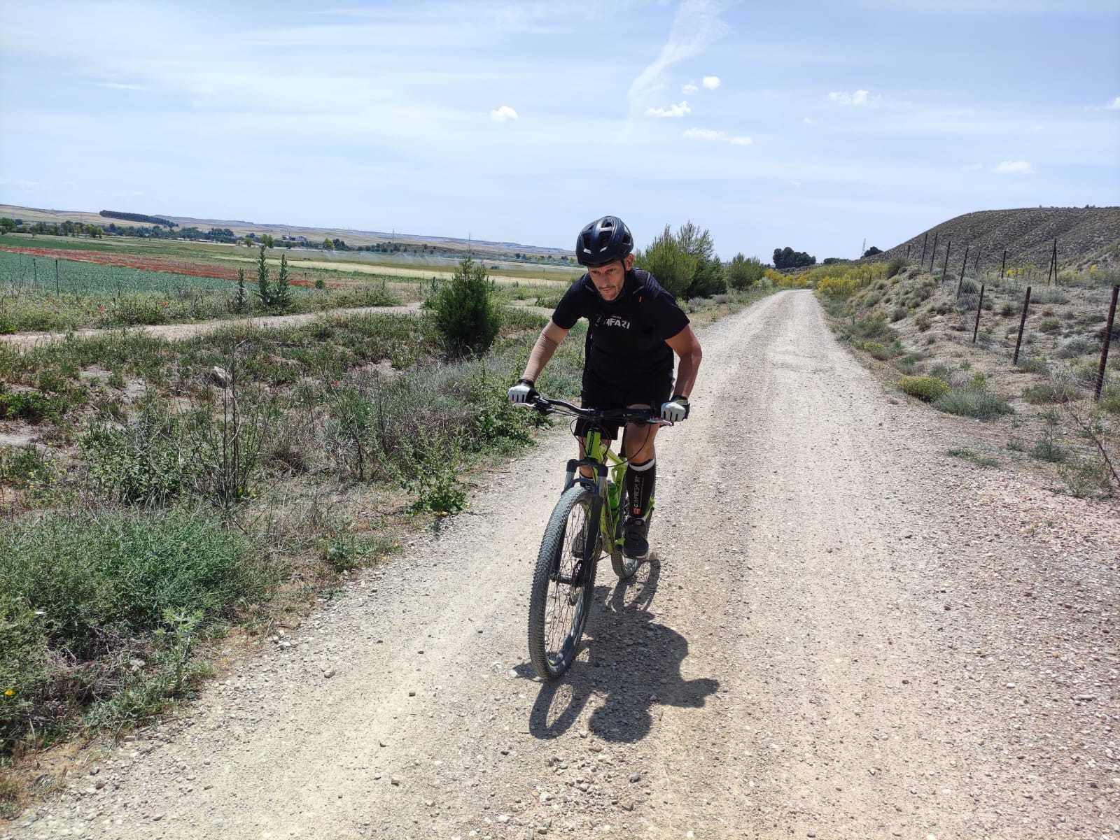 Un ciclista recorre un camino en la Comunidad de Madrid