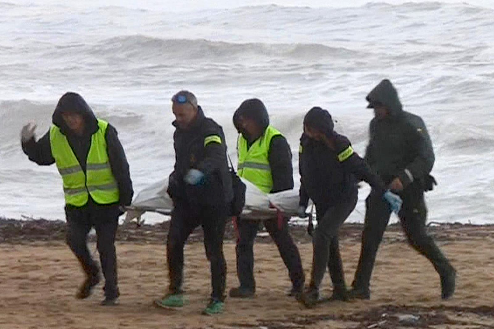 Momento en el que trasladan en una playa de Caldes d'Estrac (Barcelona) el cuerpo del hombre de 75 años desaparecido en Arenys de Munt