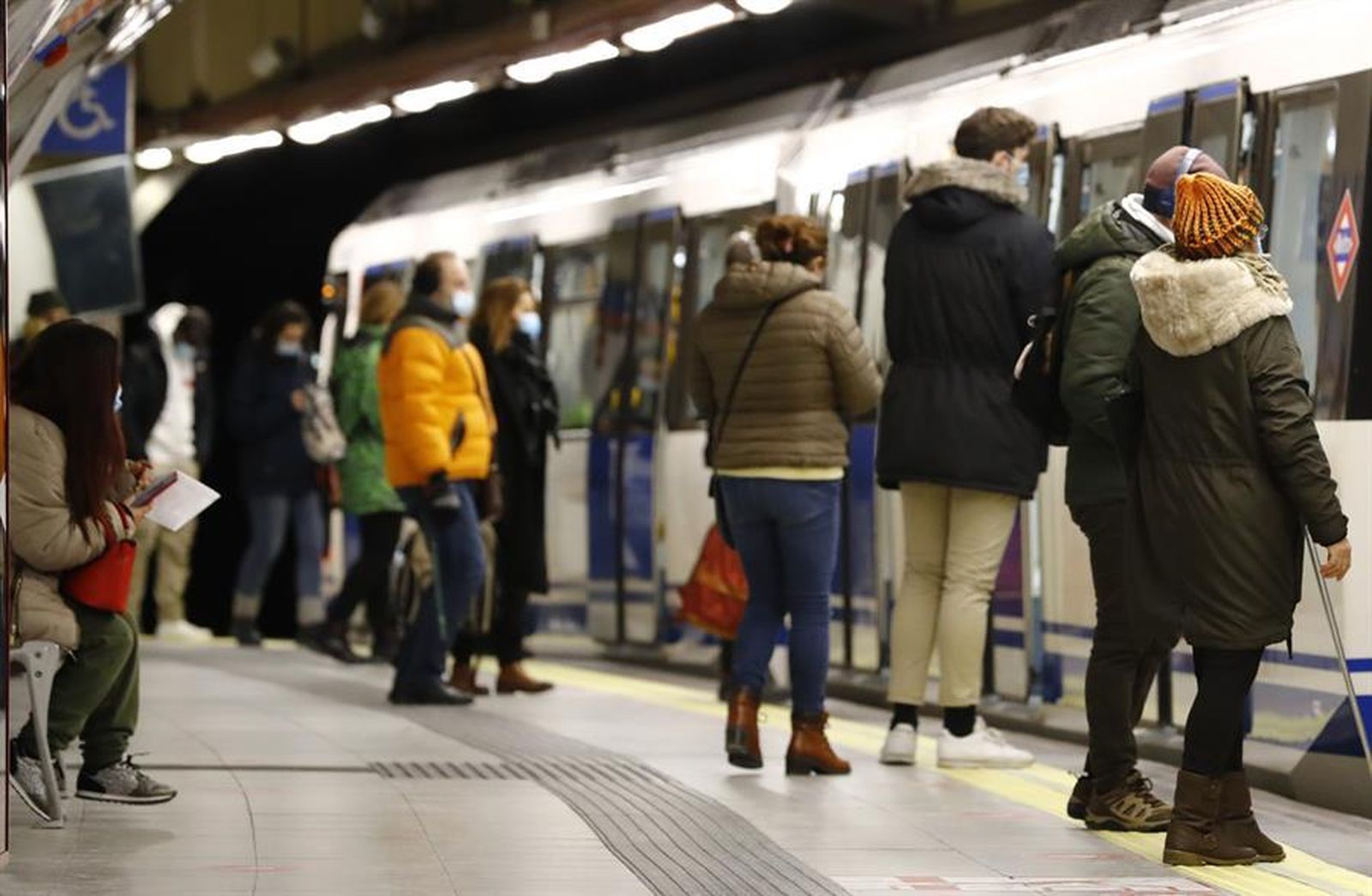 Esperando en el andén en Metro de Madrid