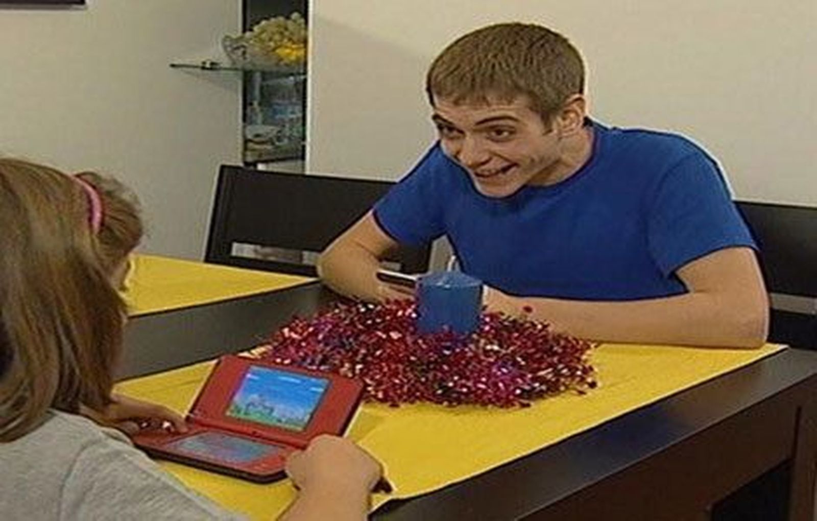 La Policía recomienda explicar a los niños los riegos  del mal uso del móvil