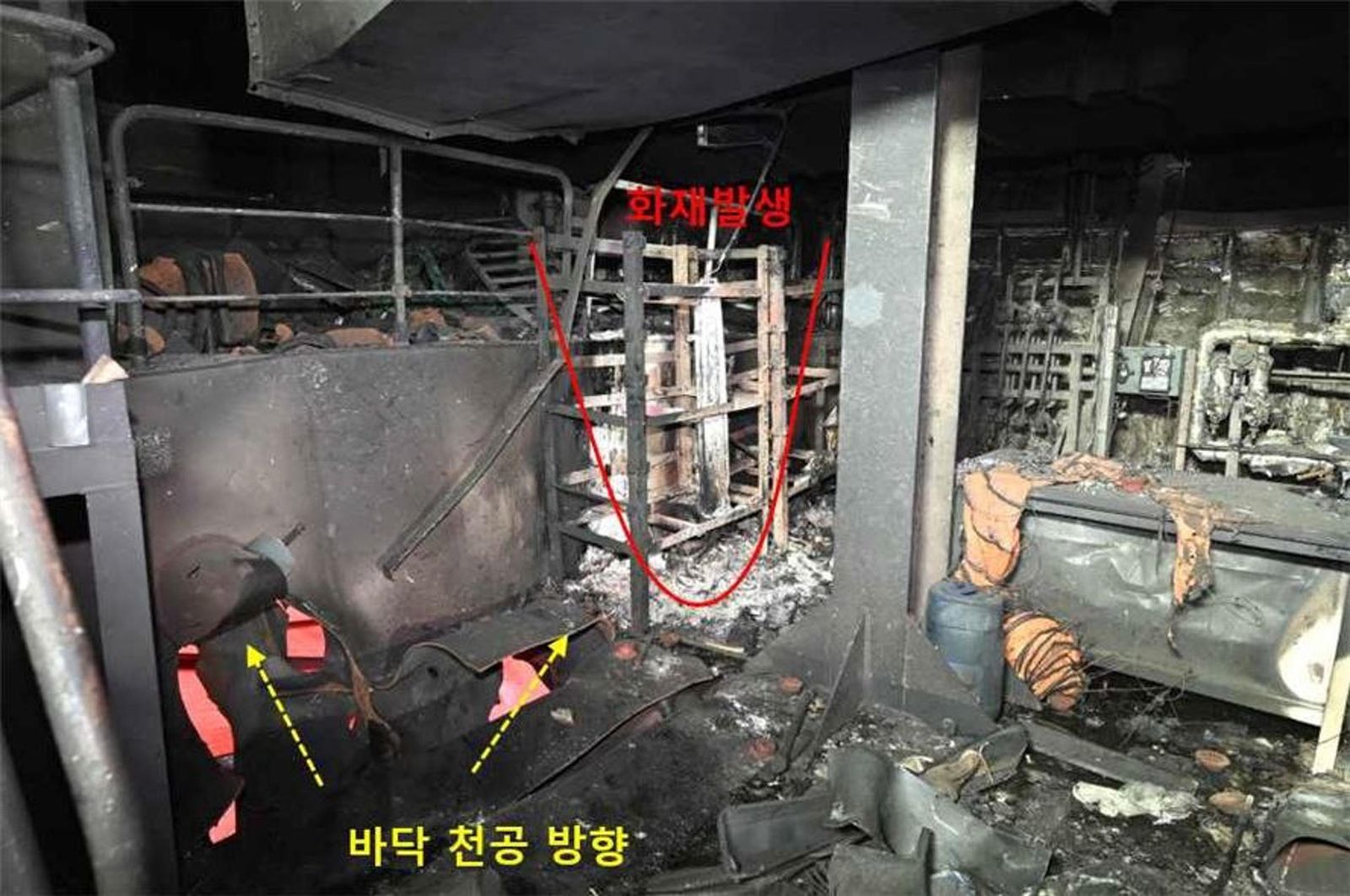 Imagen facilitada este domingo por la Cancillería surcoreana muestra los daños sufridos por el barco operado por la naviera surcoreana HMM tras el impacto del 4 de mayo de dos objetos voladores no identificados dentro del estrecho de Ormuz