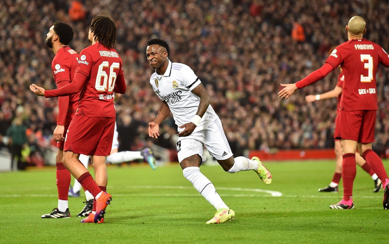 Vinicius ante el Liverpool