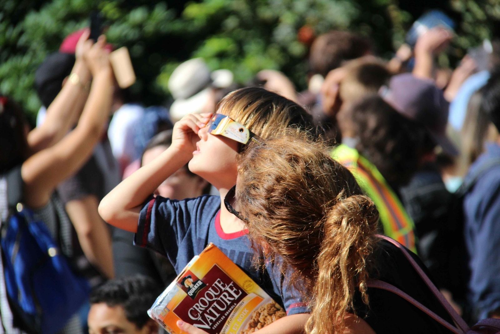 Niños con gafas de eclipse