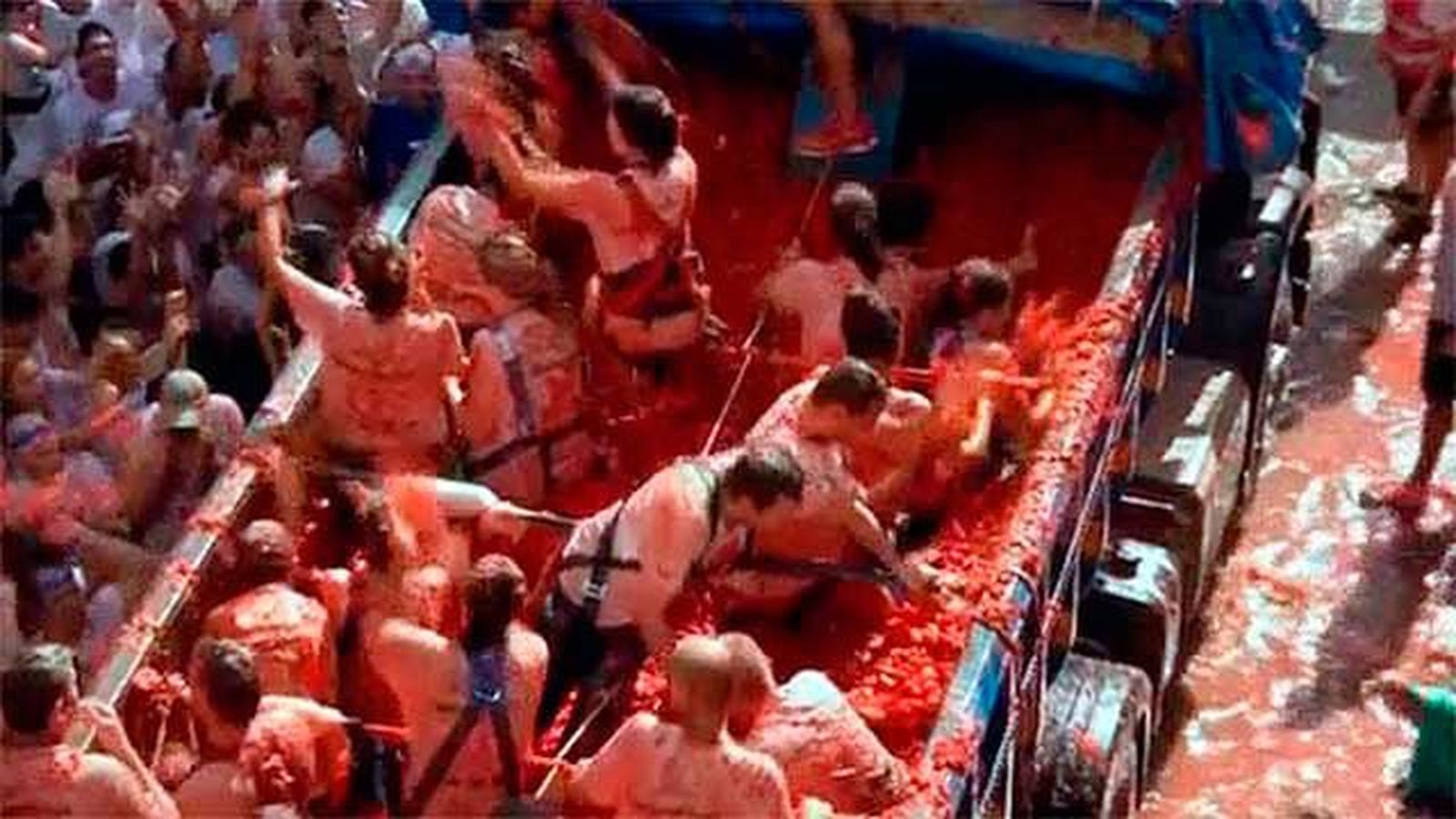 La tomatina de Buñol, 160.000 kilos contra la violencia machista y homófoba