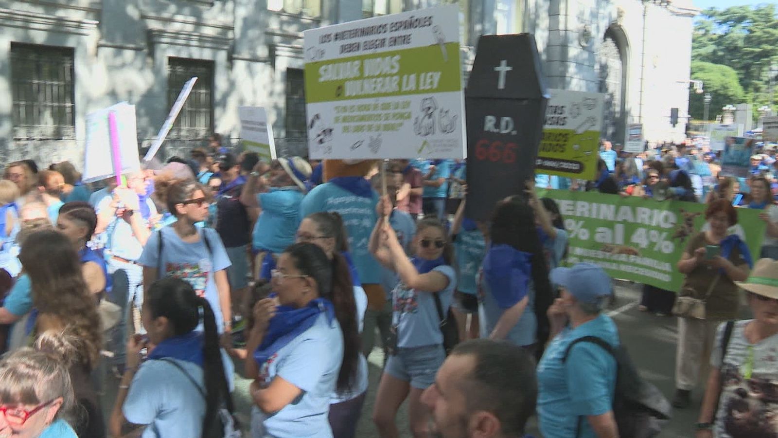 Los veterinarios vuelven a las calles contra el decreto que limita sus atribuciones