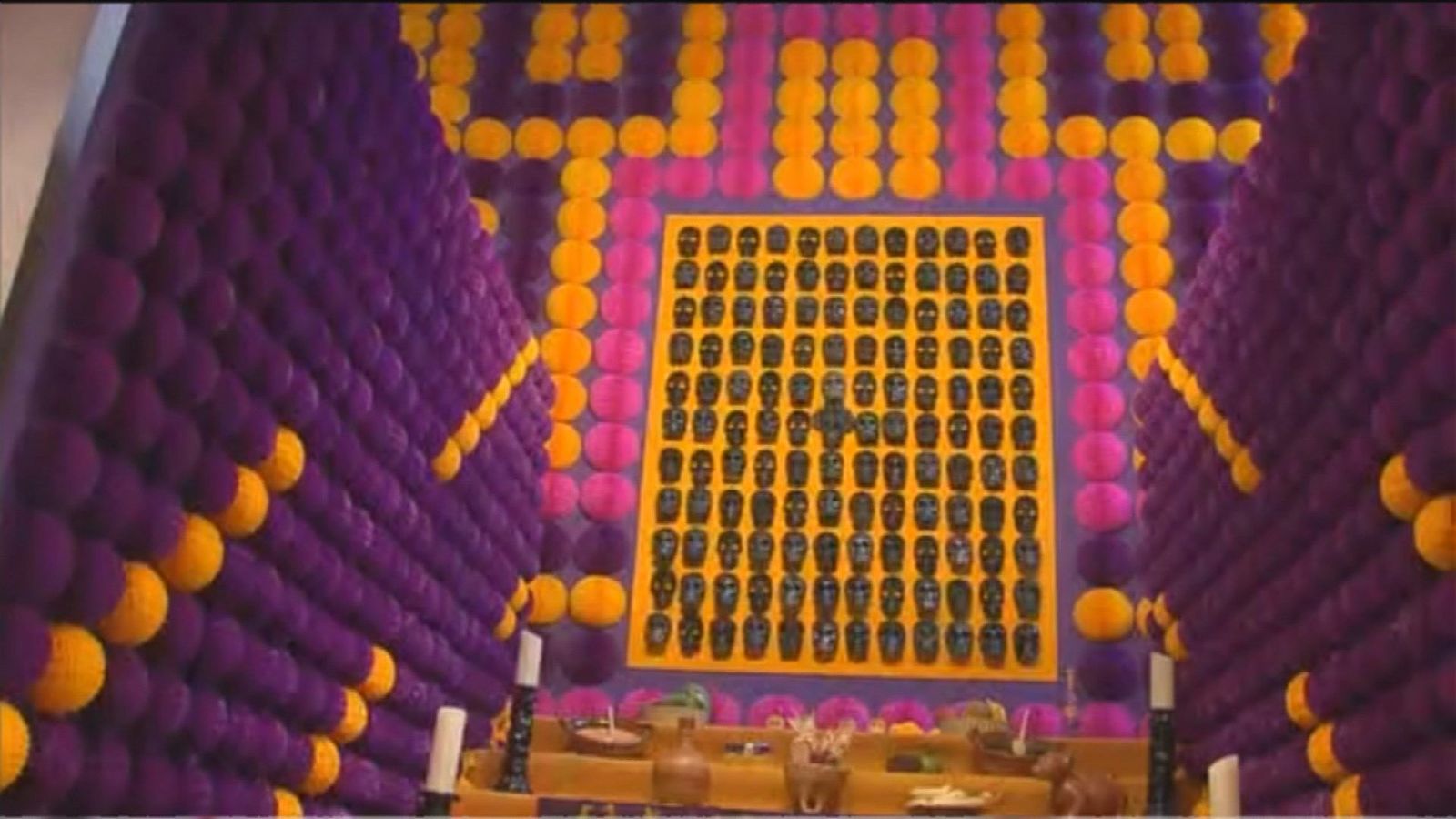 Flores y más de 130 calaveras en la exposición 'Altar de muertos' de la Casa de México en España