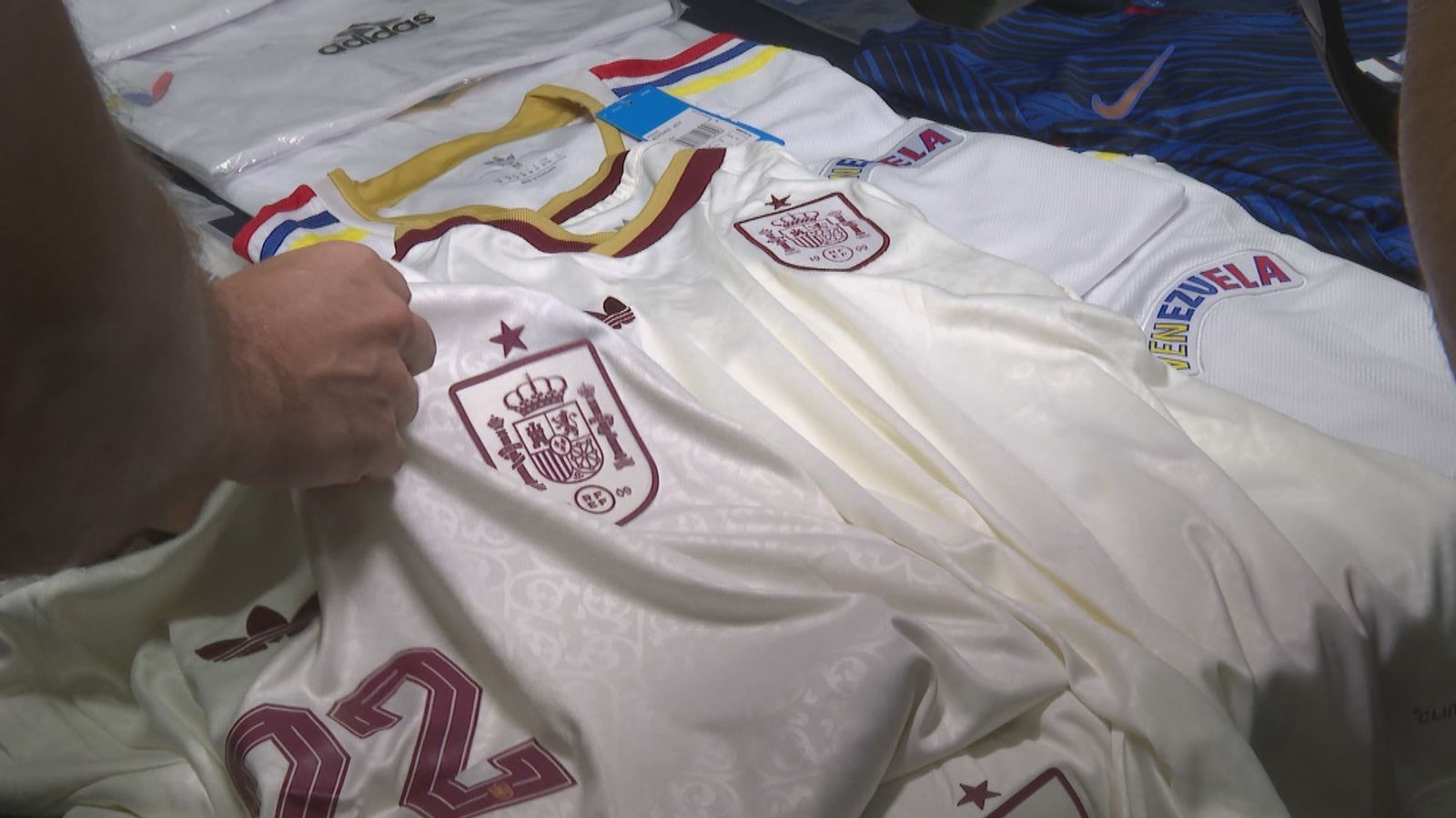 66 toneladas intervenidas y 95 detenidos por falsificar equipaciones del Mundial de fútbol
