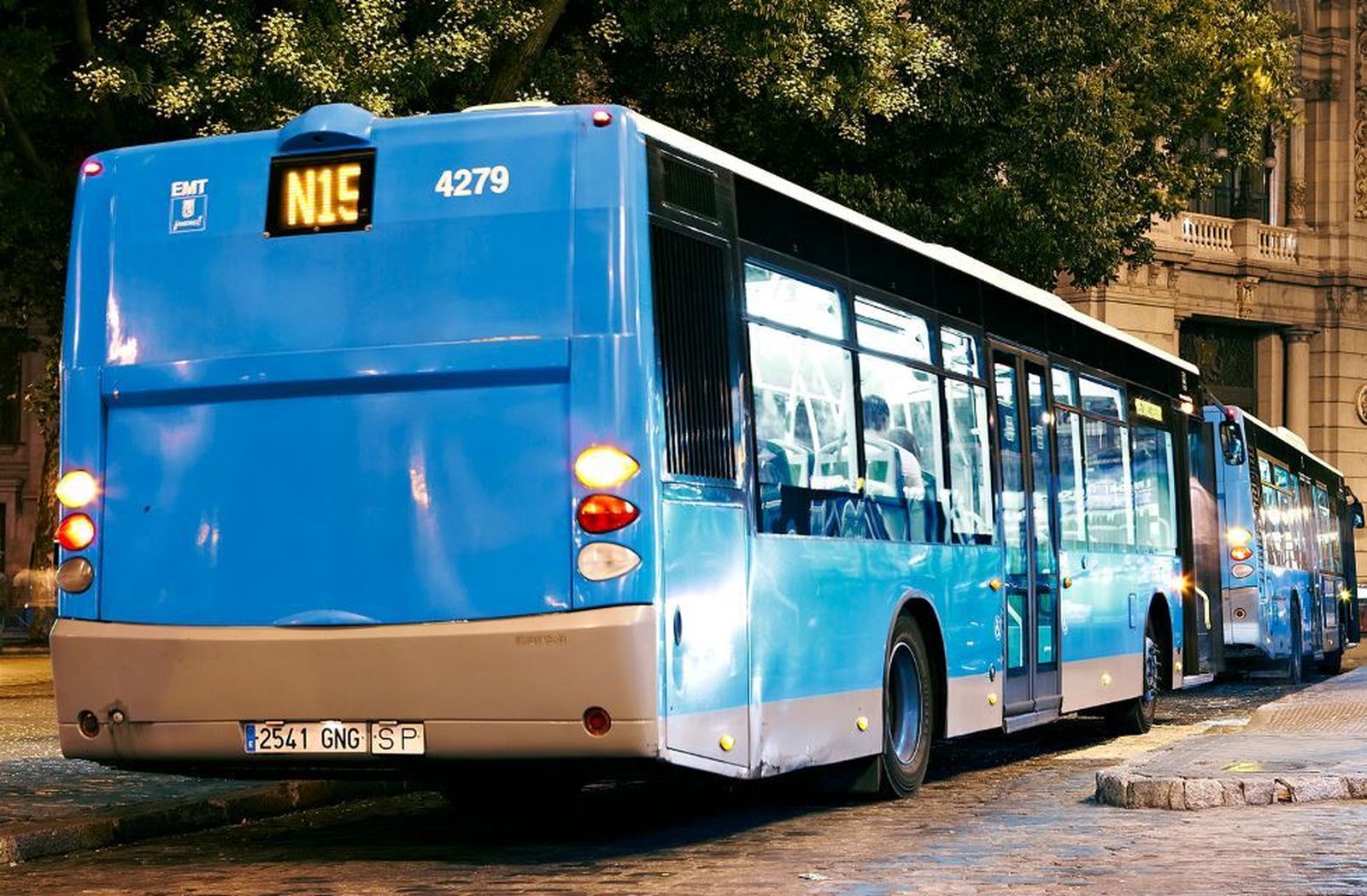 Autobuses nocturnos de la EMT en sus cabeceras de la Plaza de Cibeles