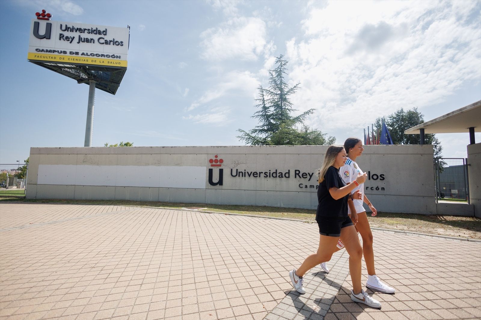 Dos personas caminan por la universidad Rey Juan Carlos (URJC) del campus de Alcorcón