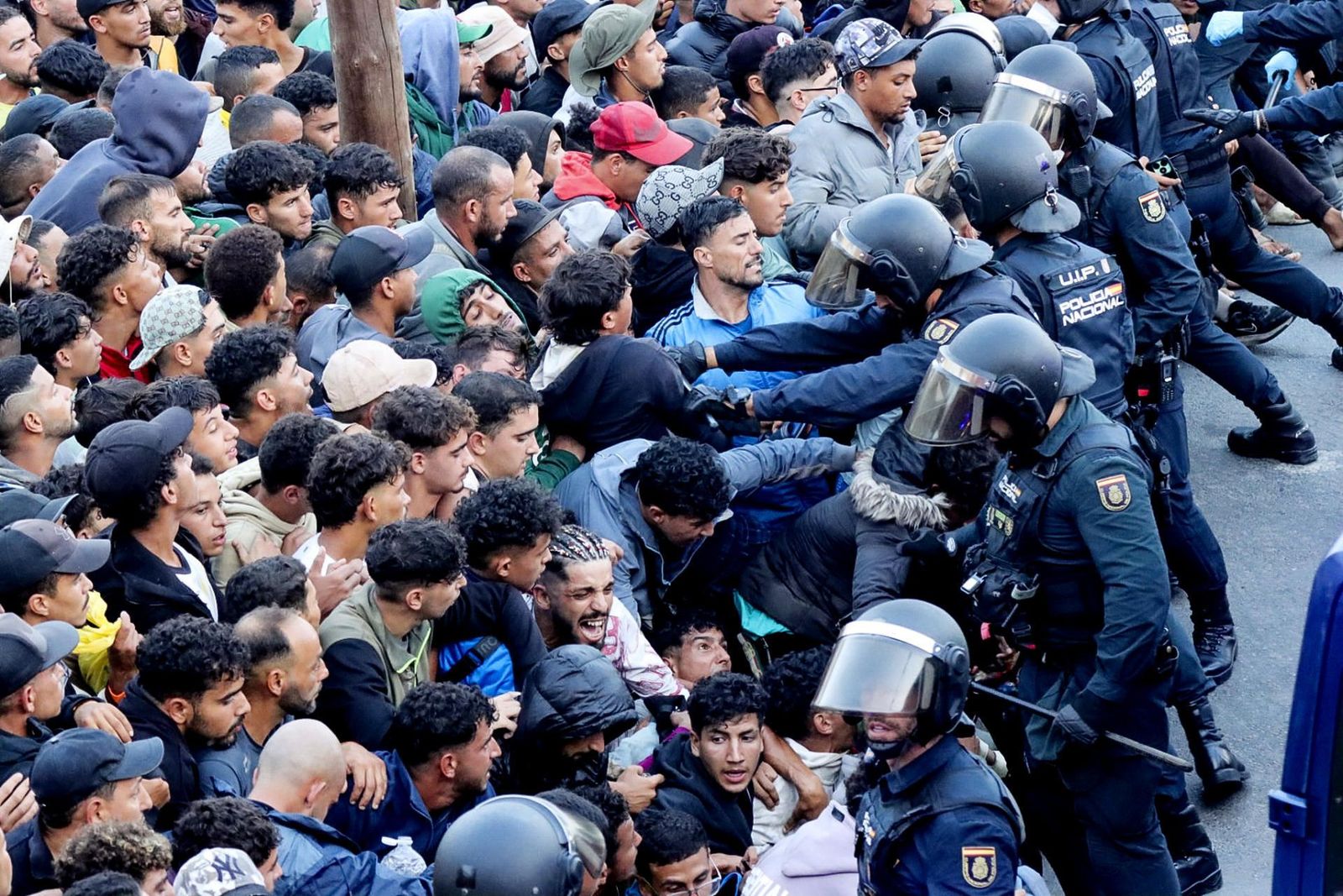 El Gobierno obvia las críticas y culpa al PP de intentar que todo saliera mal en el traslado de inmigrantes en Ceuta