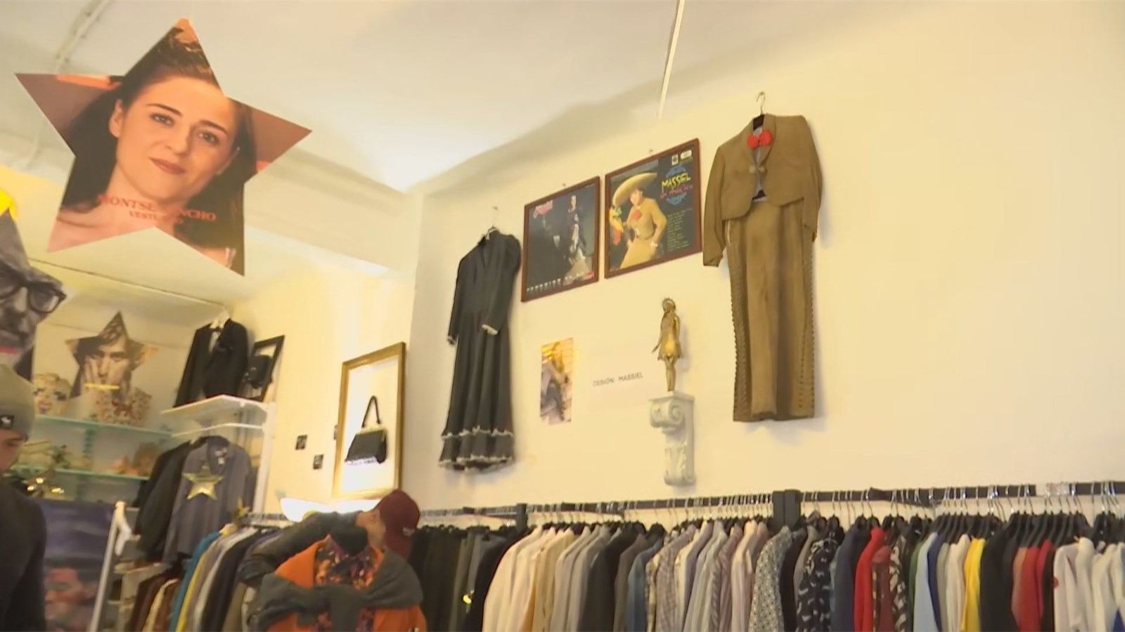 En Carabanchel existe una tienda donde podemos encontrar ropa usada en rodajes de películas y series