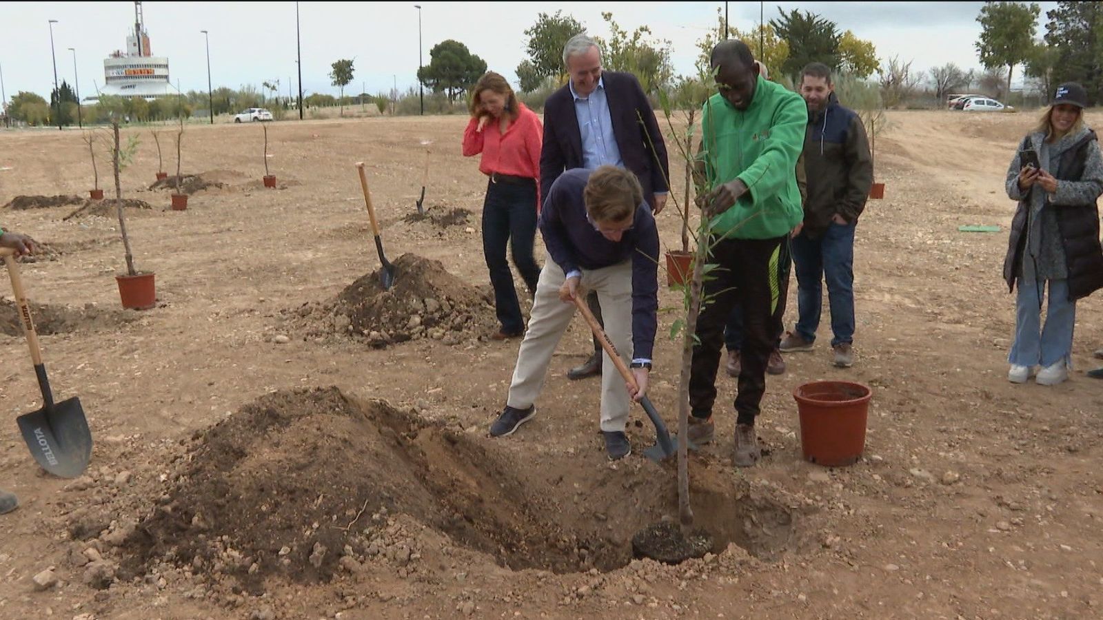 El alcalde de Madrid participa en una plantación en el Bosque de los Zaragozanos