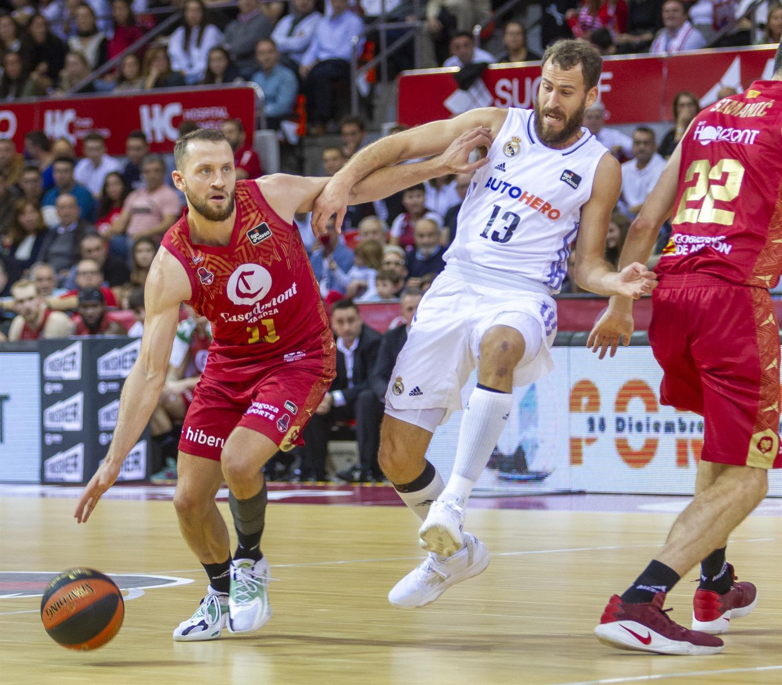 El escolta del Casademont Zaragoza Marcel Ponitka ante Sergio Rodríguez, del Real Madrid