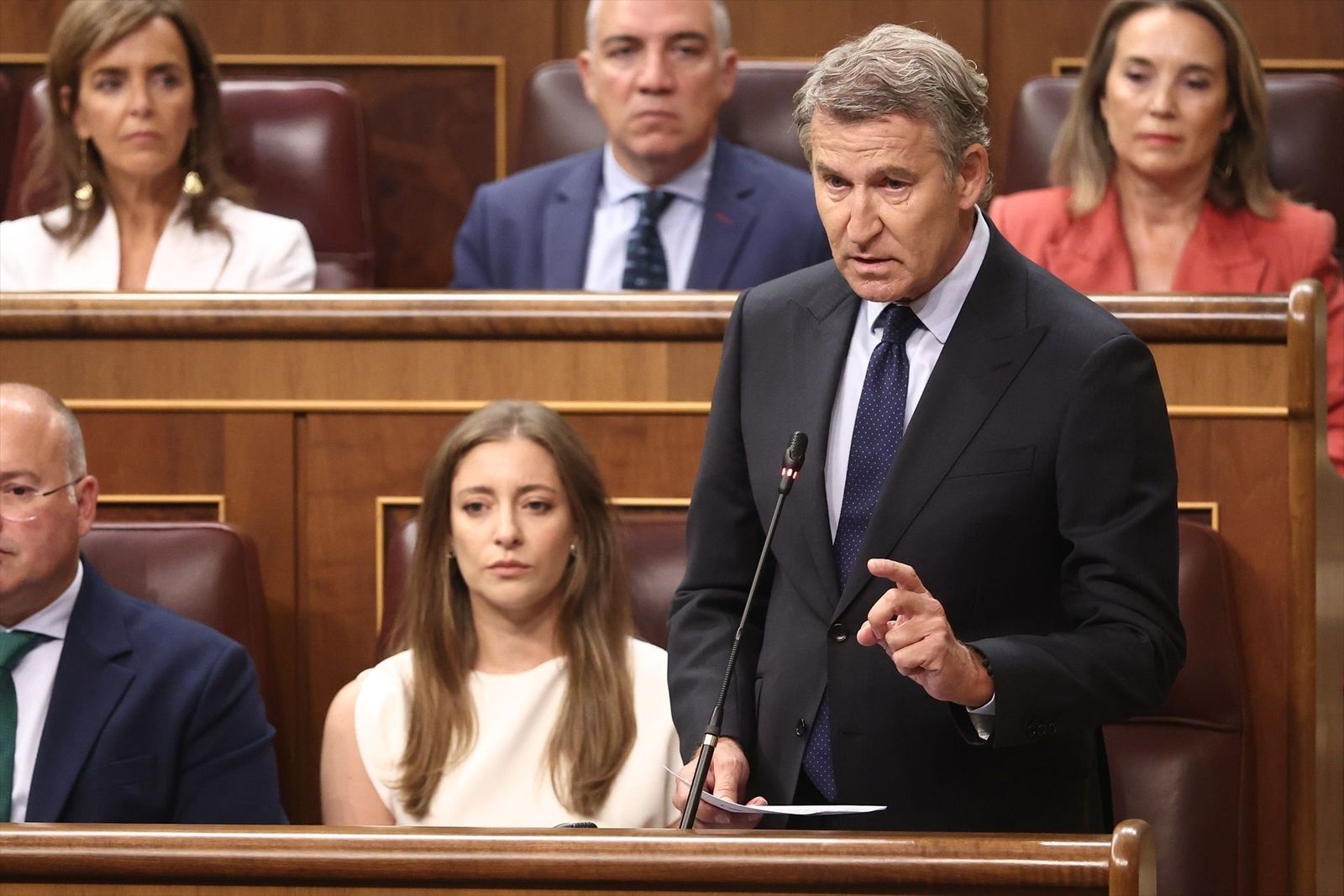 Feijóo acusa a Sánchez en el Congreso de no ser un "presidente libre": "Si Marruecos canta, usted se va"
