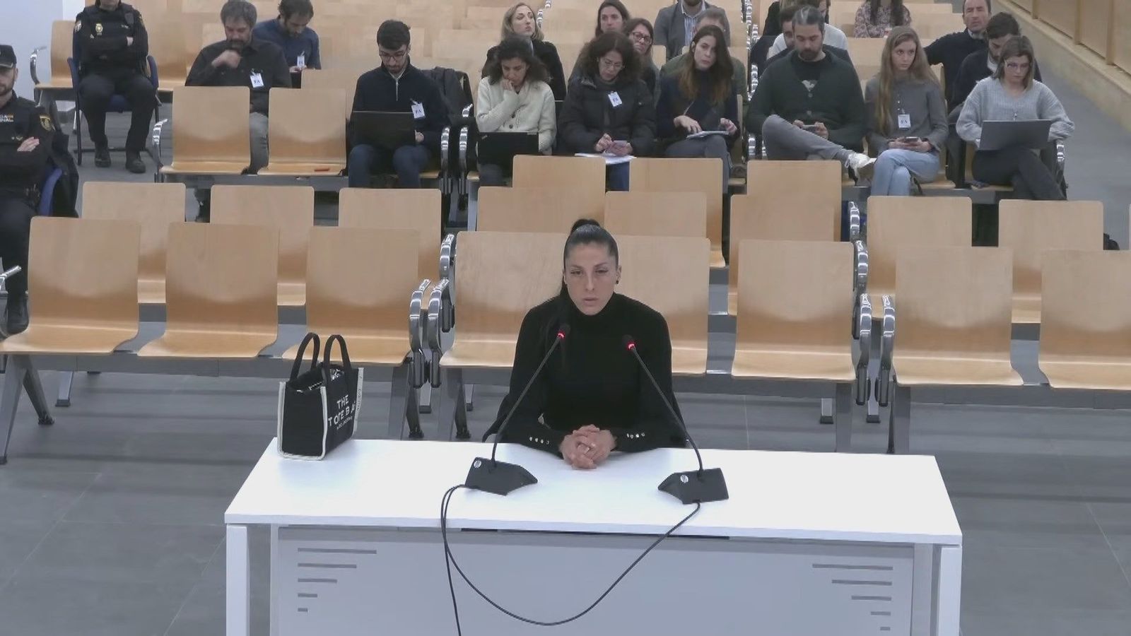 Jenni Hermoso, sobre el beso de Rubiales: "Puso sus manos en mis orejas con fuerza" y sin capacidad de "reacción"