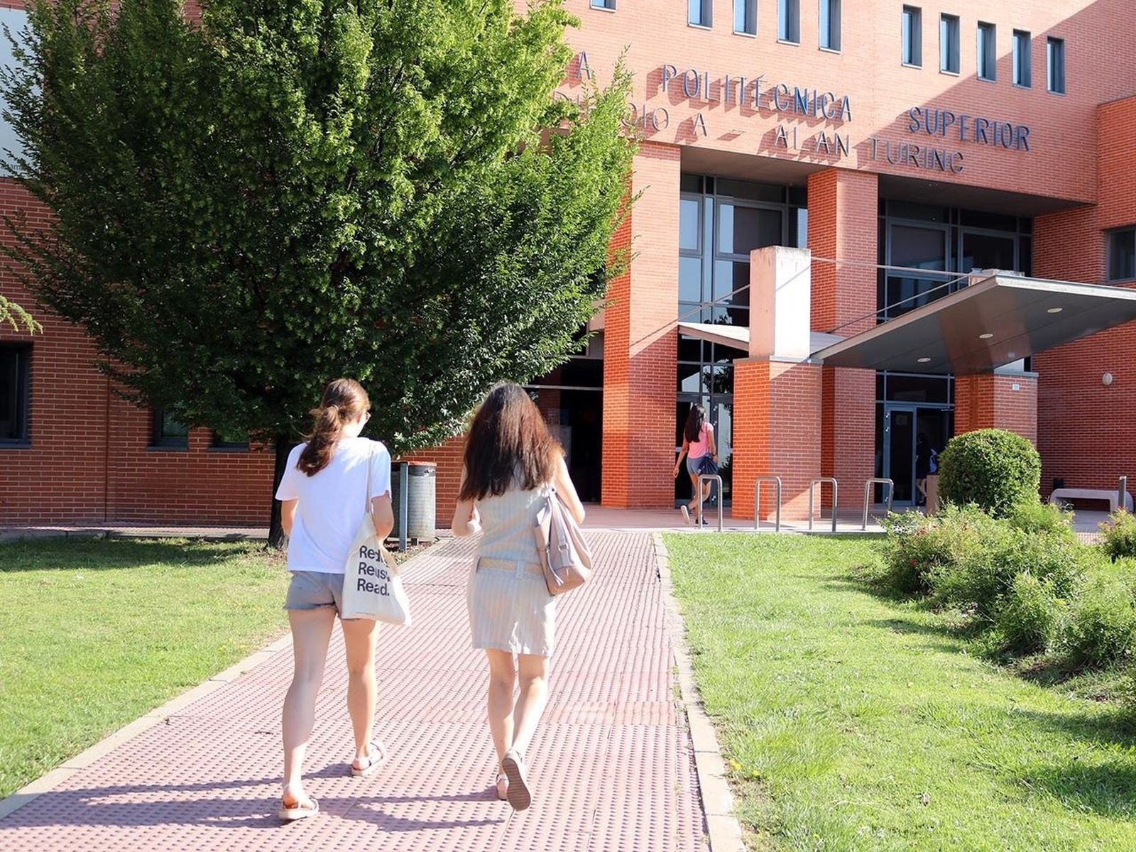Mujeres en el campus de la Universidad Autónoma de Madrid
