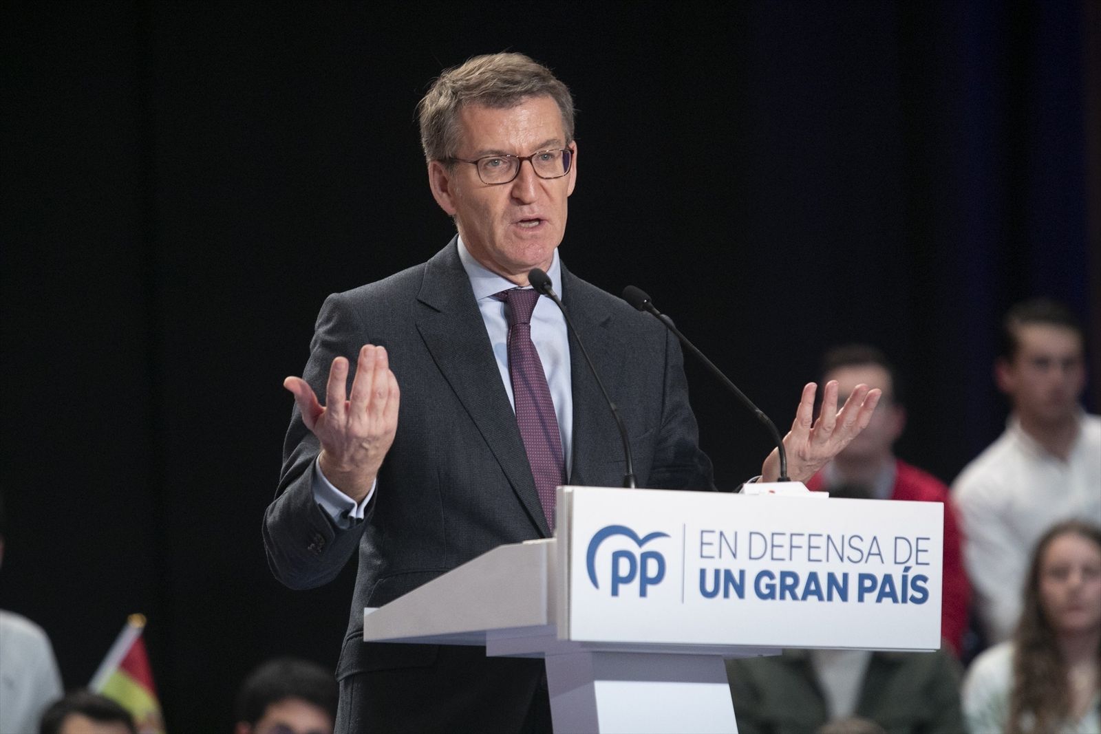 El presidente del Partido Popular, Alberto Núñez Feijóo, durante en el acto ‘En defensa de un gran país’ en el Palacio de Congresos Príncipe Felipe, en Oviedo
