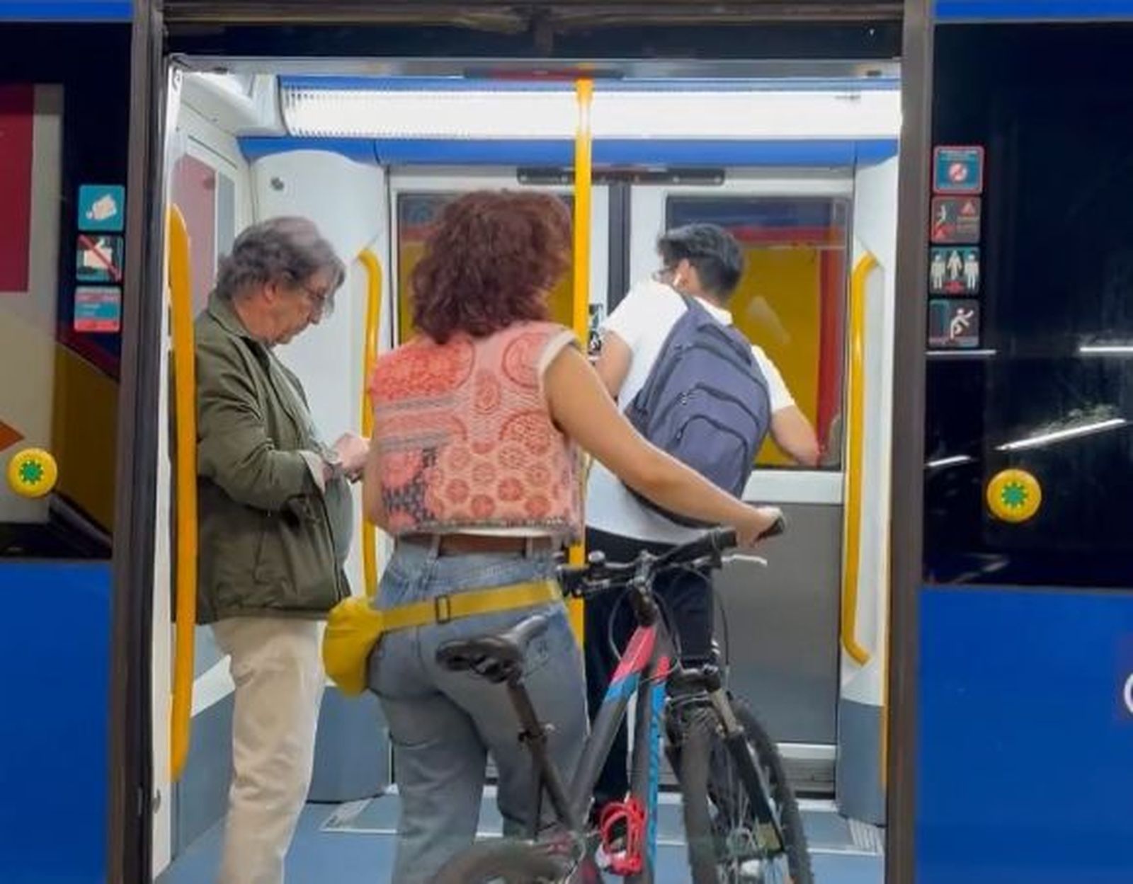 Pasajera del Metro con bicicleta