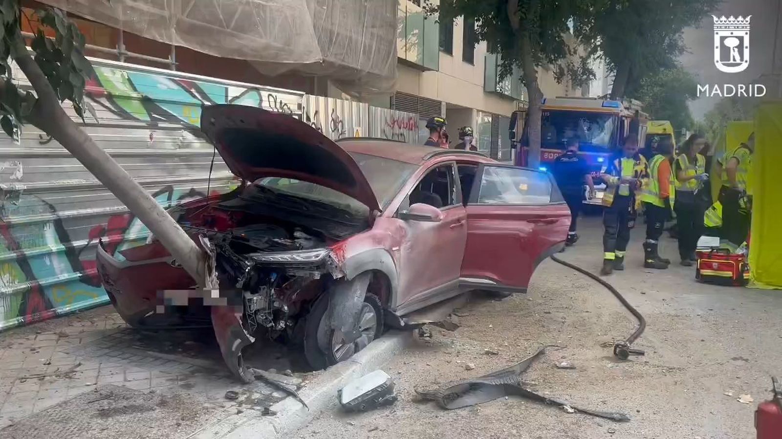 Una herida grave al perder el control y estrellar su coche contra un árbol