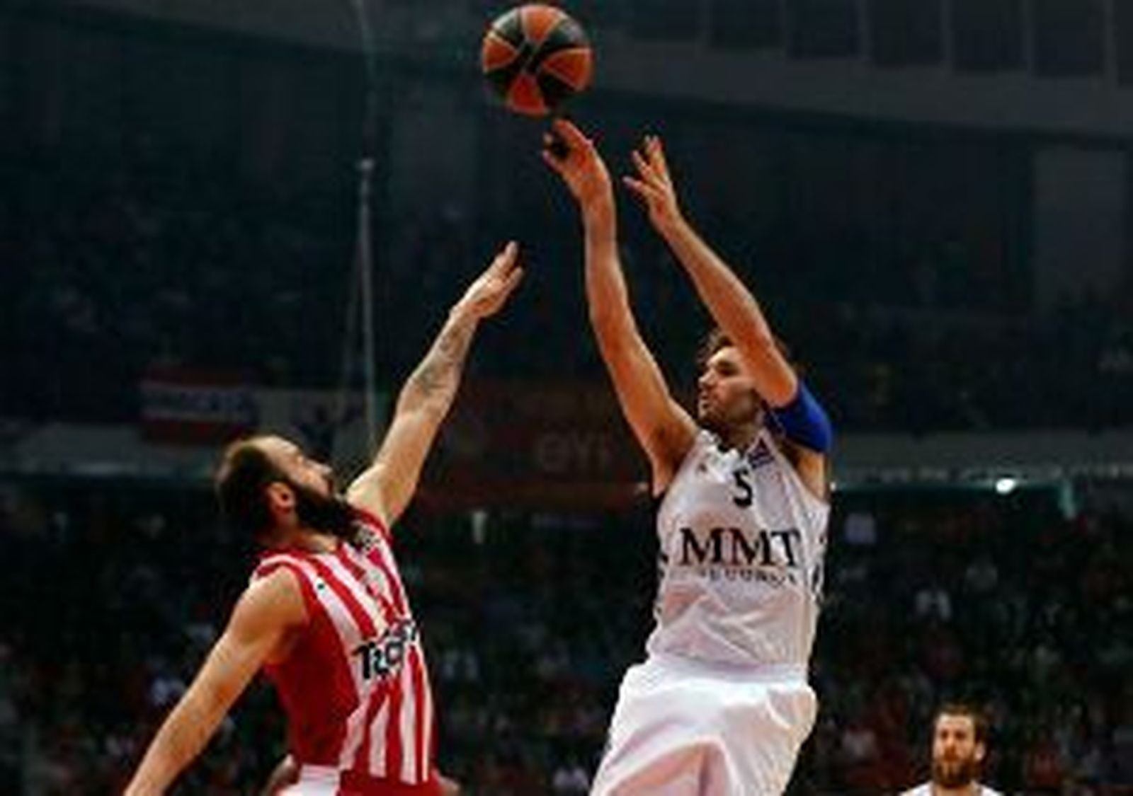 78-76. Olympiacos gana al Madrid y fuerza el cuarto partido