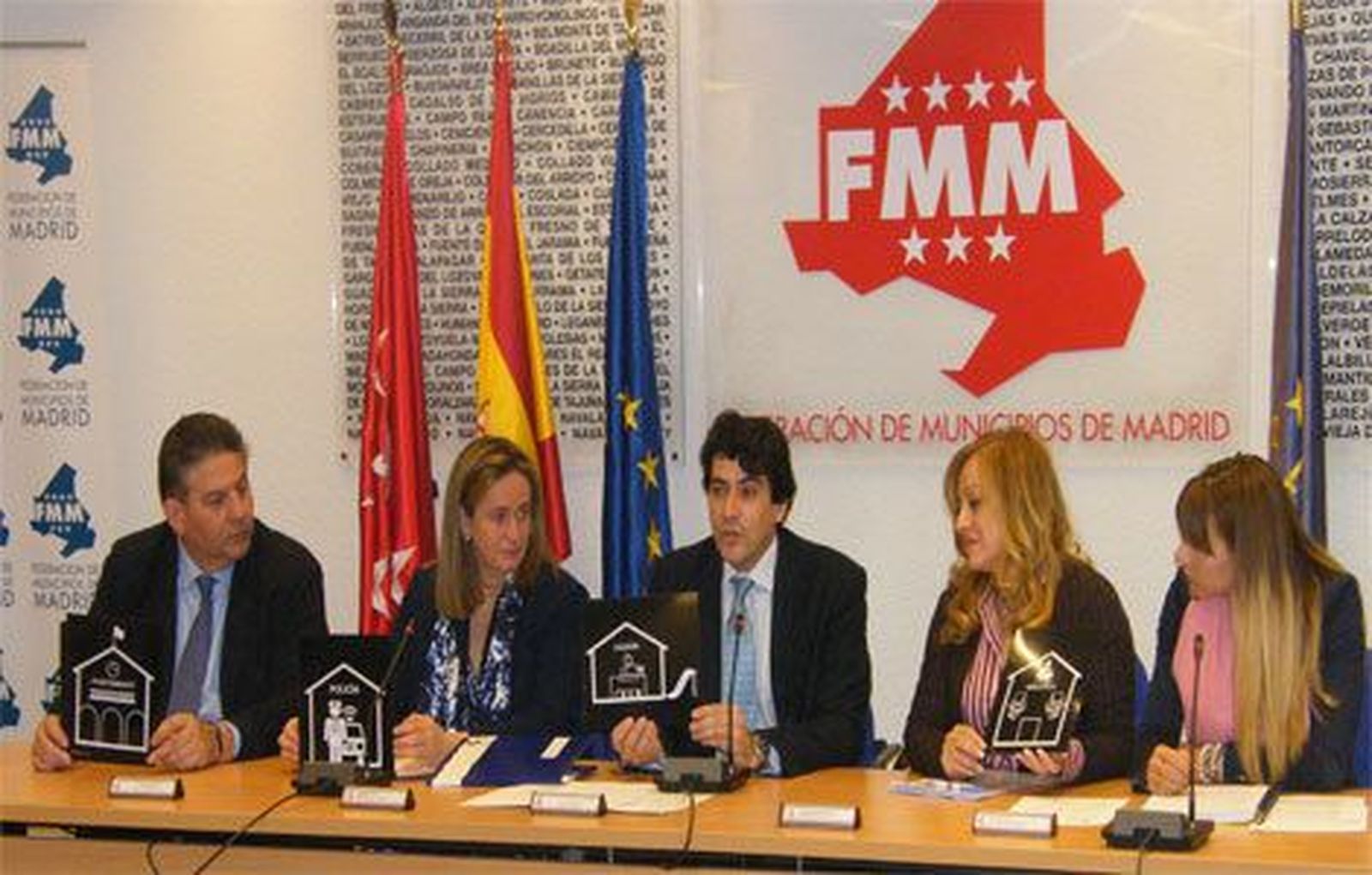 Los Ayuntamientos madrileños señalizarán con pictogramas sus edificios públicos