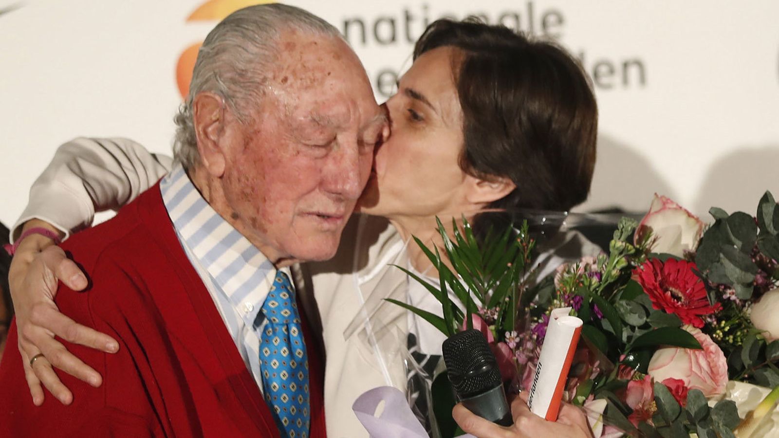 El creador de la San Silvestre Vallecana, Antonio Sabugueiro, entrega un ramo de flores a Nuria Fernández, que abandonará el atletismo tras disputar mañana la San Silvestre Vallecana 2018