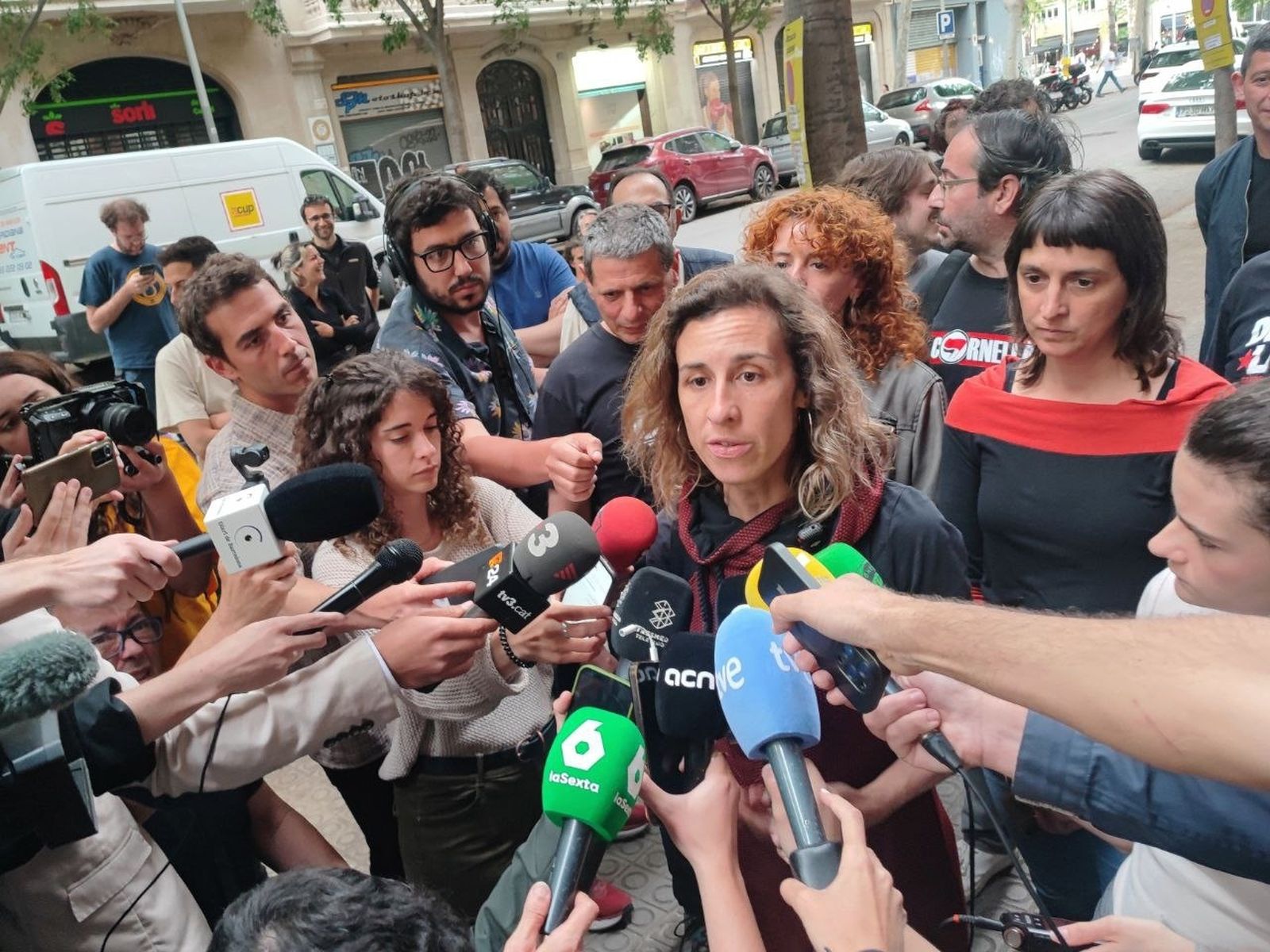 La candidata de la CUP a las elecciones catalanas, Laia Estrada, a la llegada de la sede de su partido