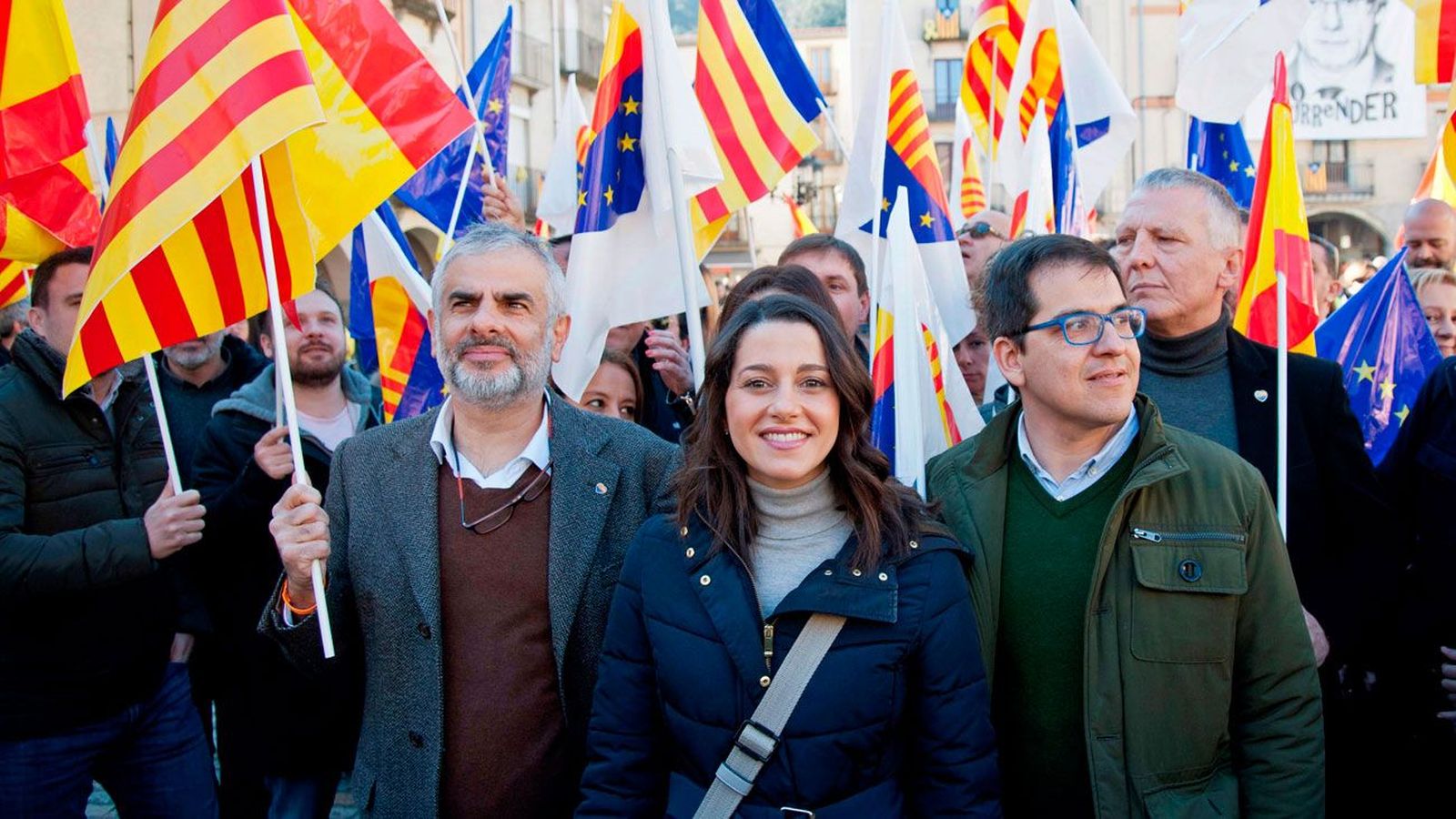 Arrimadas pide llenar las urnas para superar "el sanchismo y el bipartidismo"