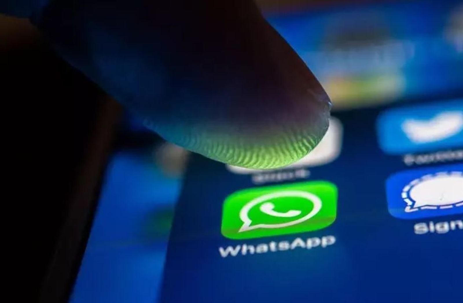 La Policía alerta de los peligros de los grupos de WhatsApp entre adolescentes: ciberacoso, extorsiones y retos peligrosos