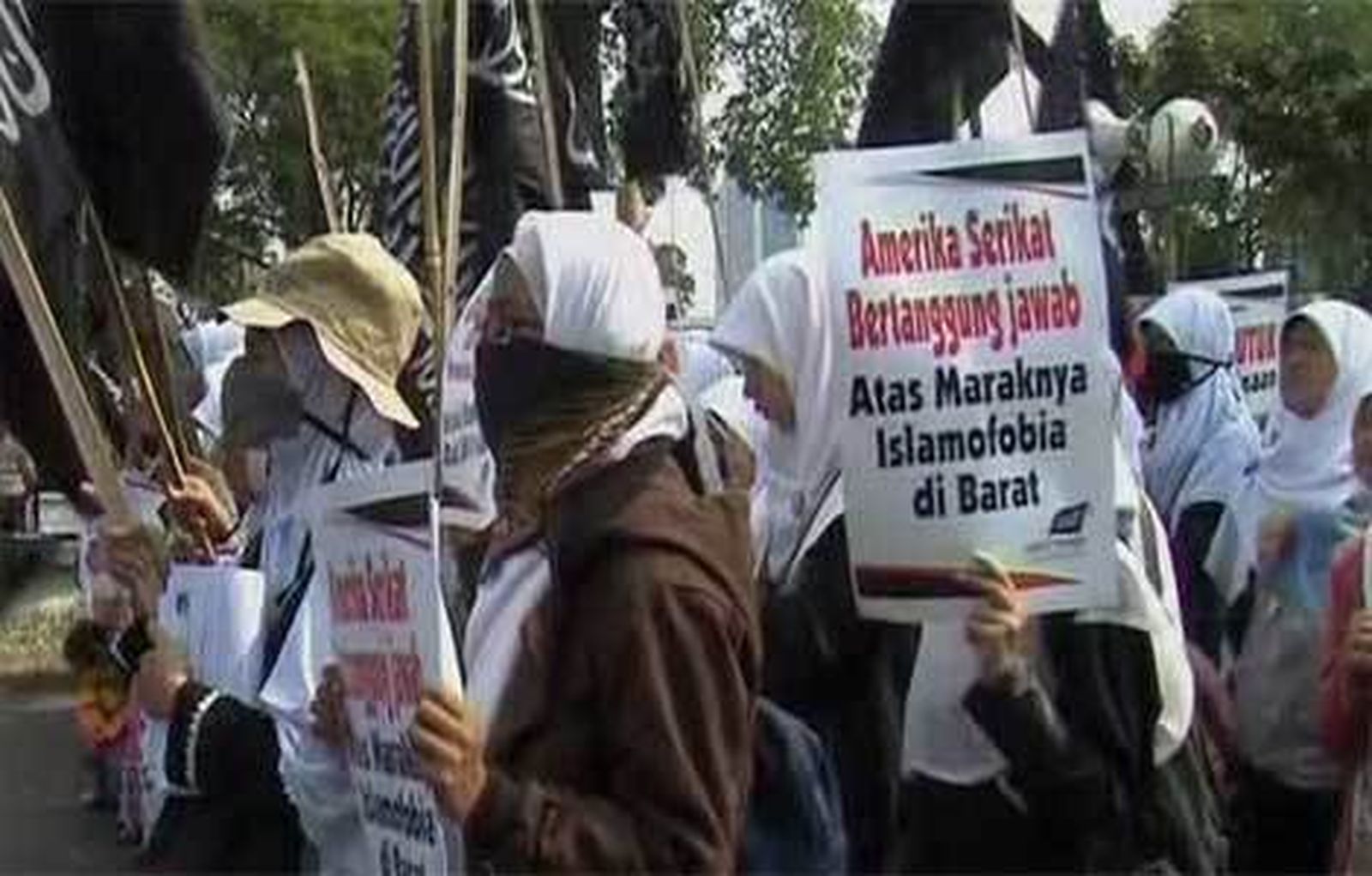 Un muerto y decenas de heridos en las nuevas protestas contra el vídeo de Mahoma