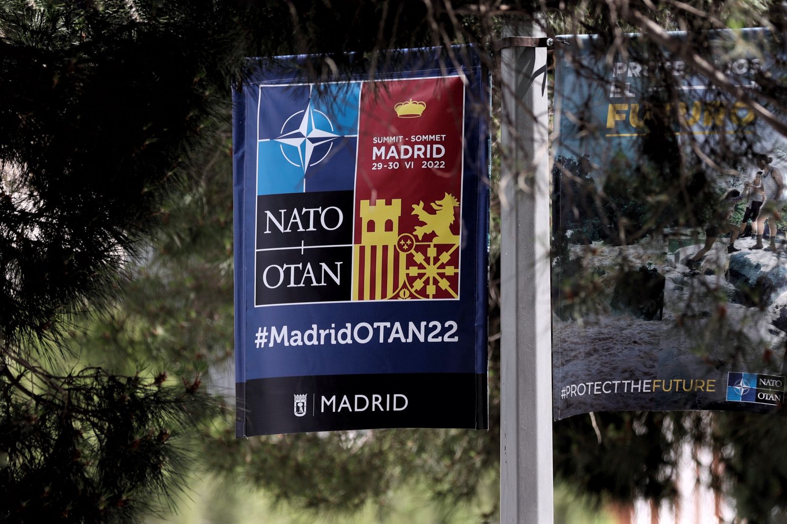 Cartel anunciador de la Cumbre de la OTAN