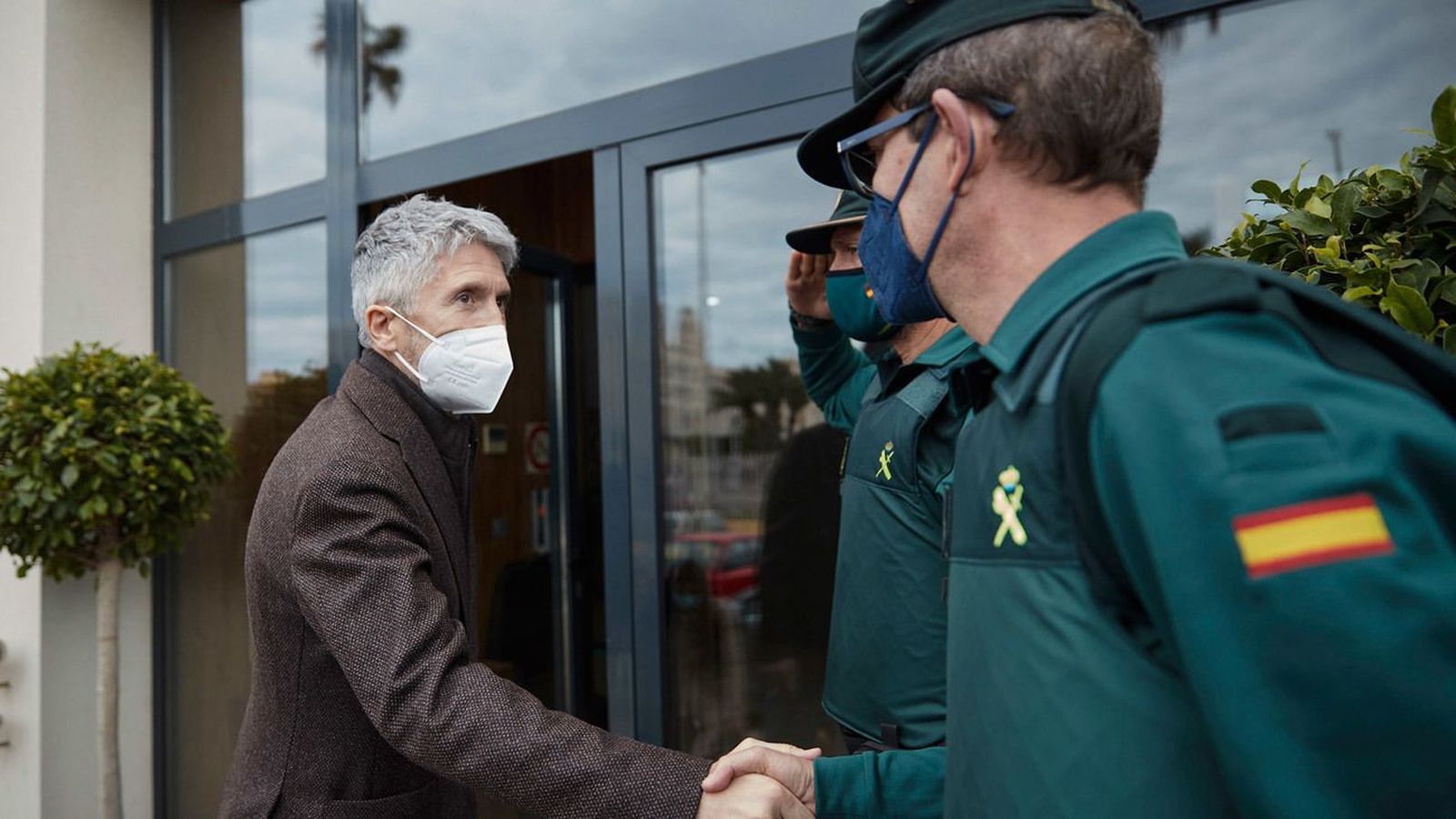Marlaska visita a los 53 agentes heridos en Melilla por los saltos "extremadamente violentos" en la valla