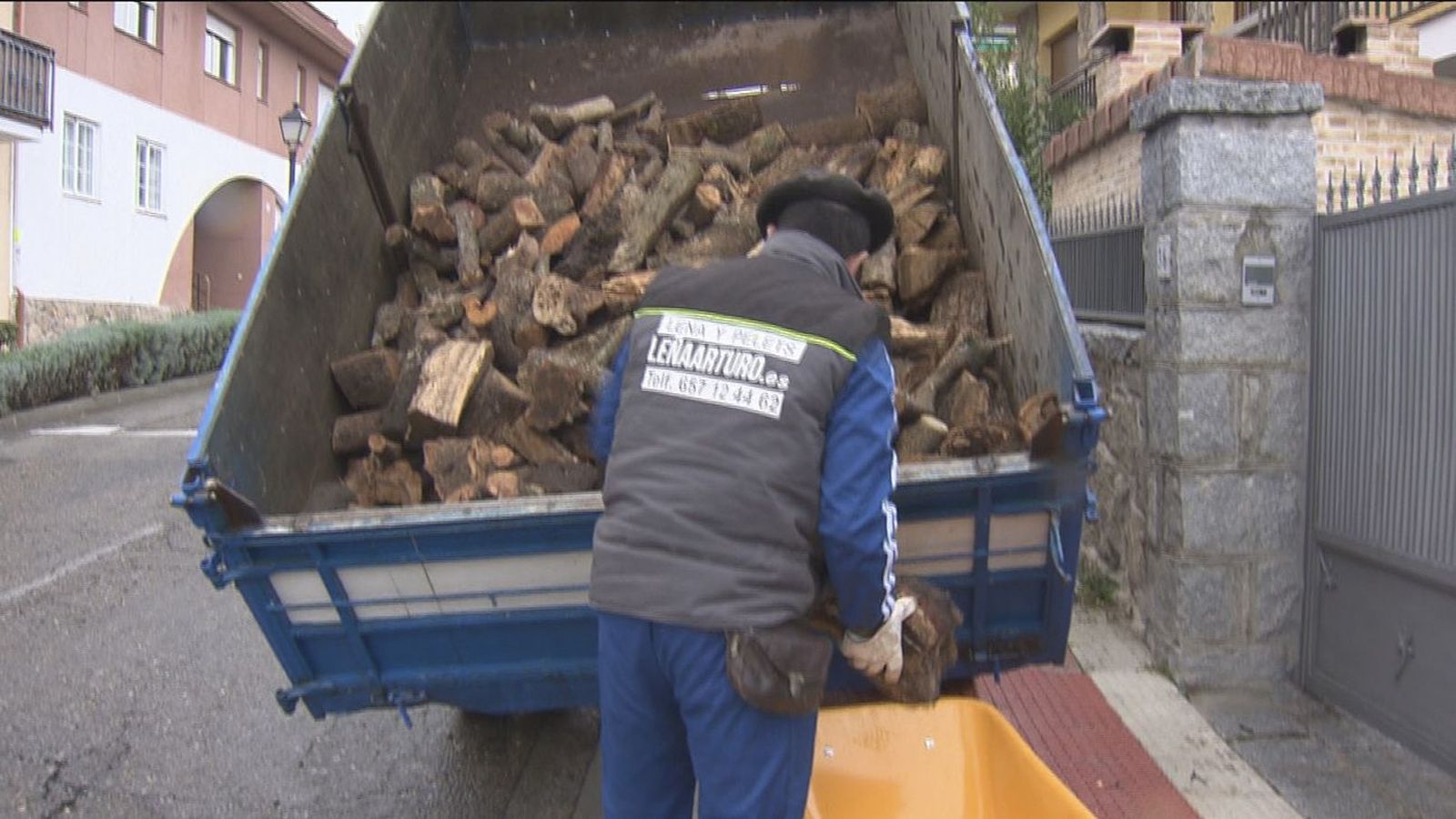 Toneladas de leña listas para vender ante la llegada del frío
