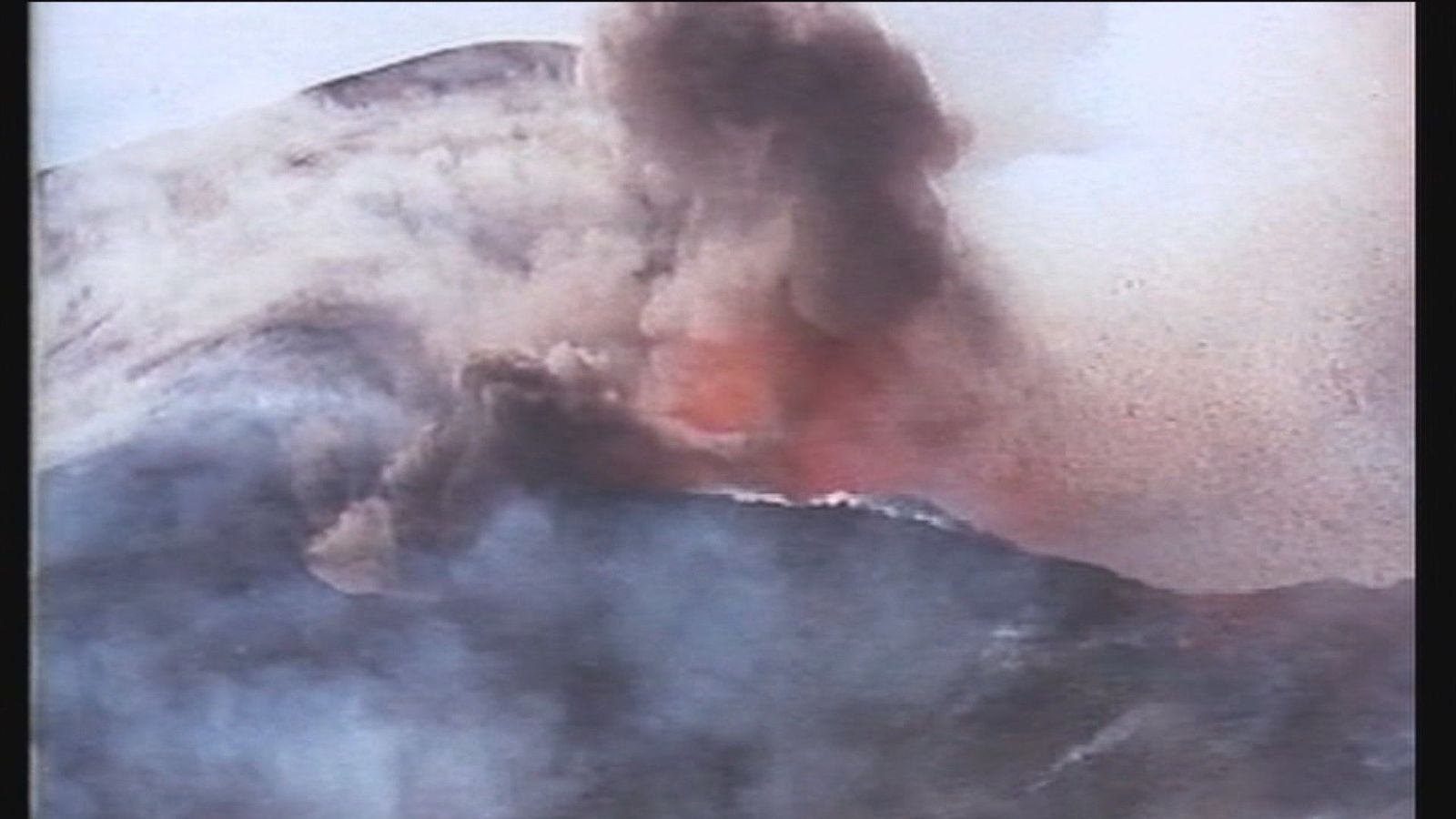 Se cumplen 50 años de la erupción del volcán Teneguía mientras el Cumbre vieja sigue echando lava