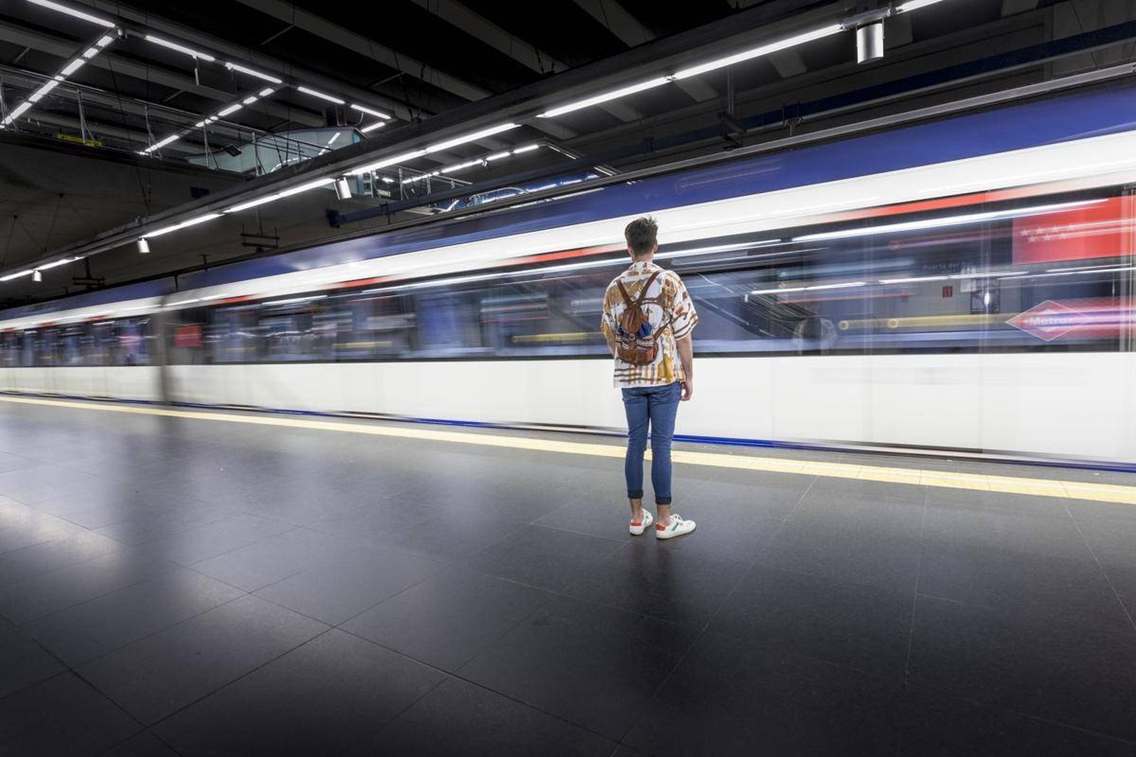 Paso de un tren de Metro por una estación