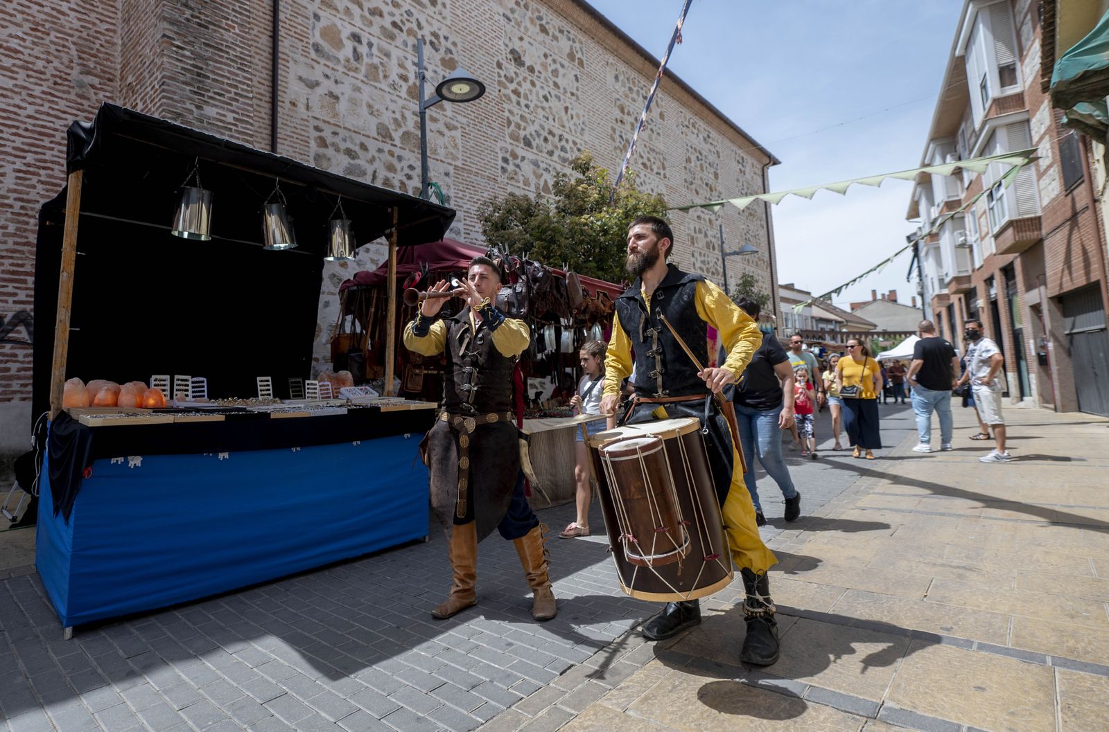Músicos y paseantes en la última edición del Mercado Medieval de Mejorada del Campo