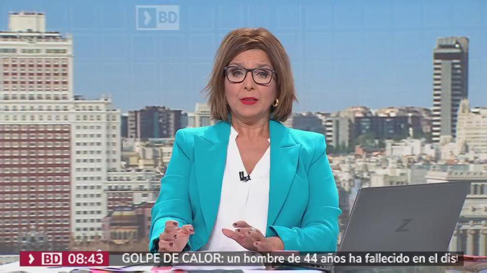 La demolición de una chabola obliga a una familia a saltar entre cascotes para entrar a su casa