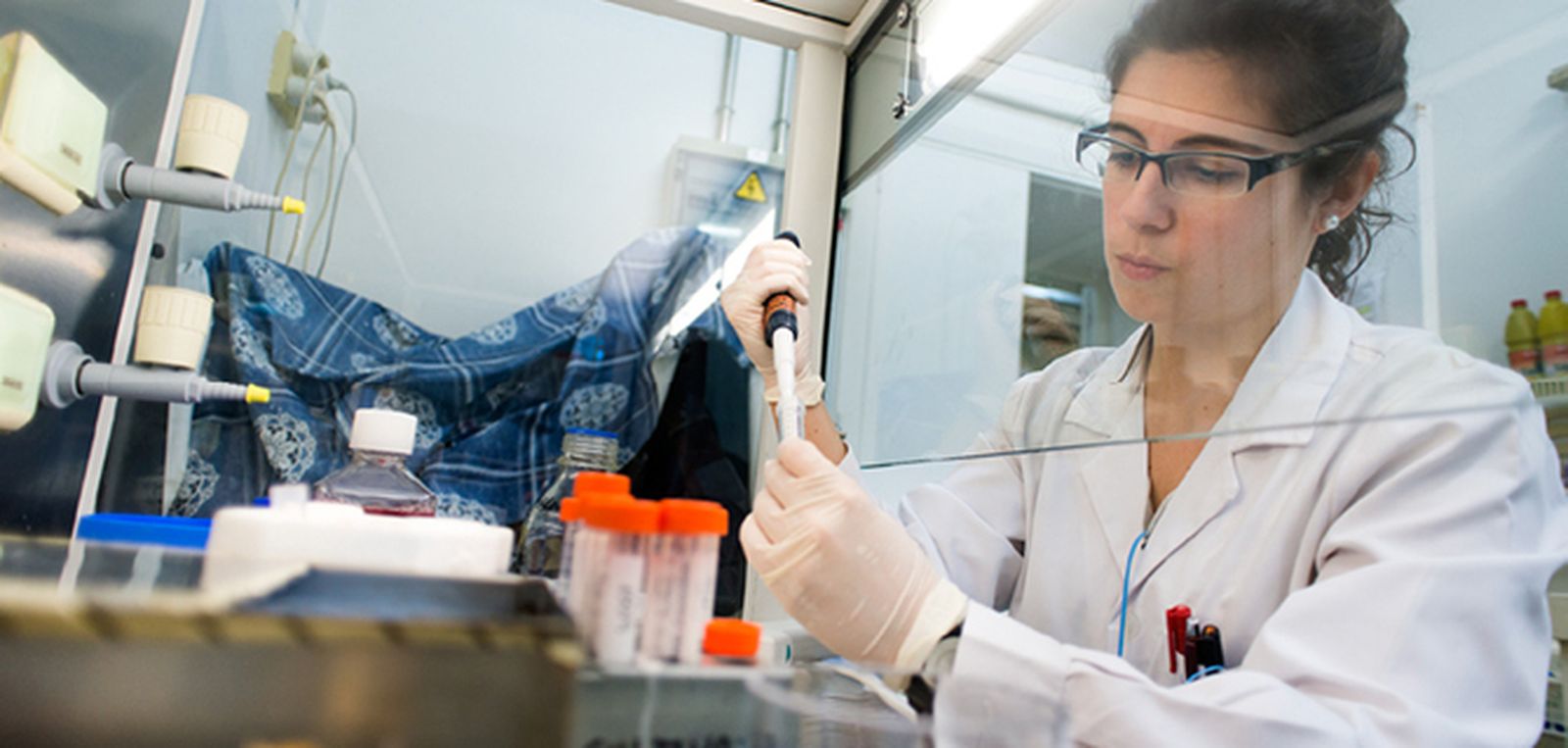 Una investigadora en la Universidad Complutense de Madrid