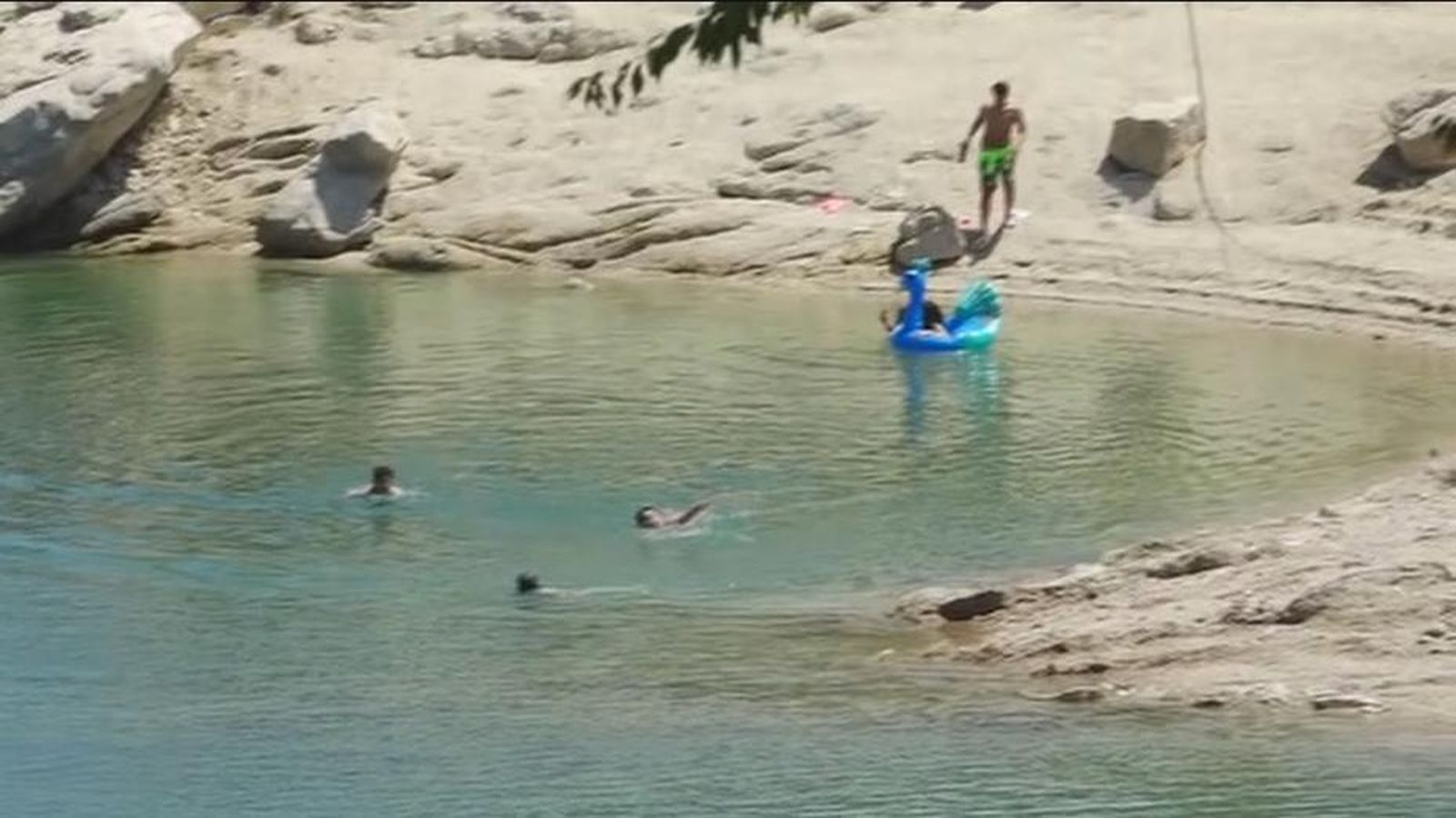 Bañistas en un embalse de Madrid