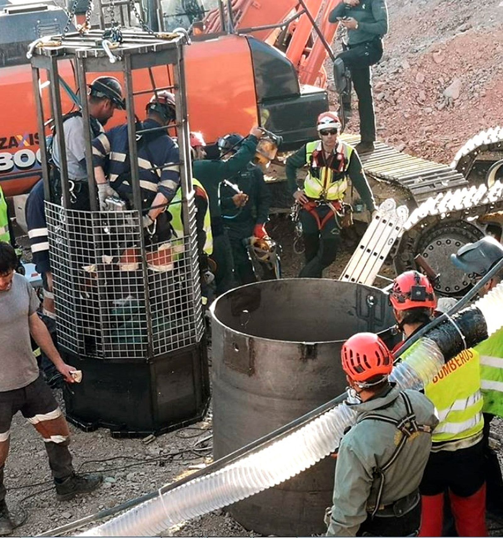 Fotografía compartida en Instagram por Alfonso Rodríguez Gómez de Celis, delegado del Gobierno en Andalucía, que muestra la entrada de la Brigada de Salvamento Minero en el túnel con el objeto de rescatar a Julen, el niño de 2 años que cayó a un pozo en Totalan (Málaga).