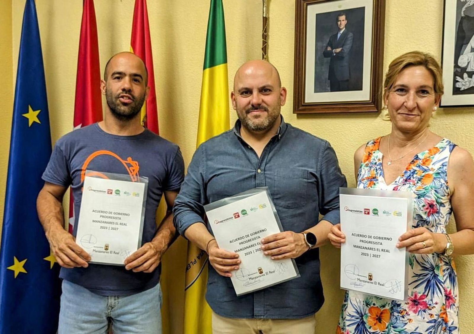 El reelegido alcalde de Manzanares El Real, José Luis Labrador, en el centro