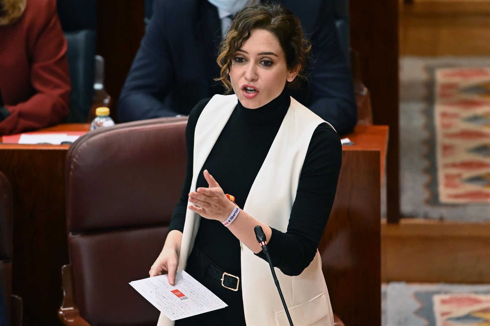 Ayuso responde en la Asamblea de Madrid