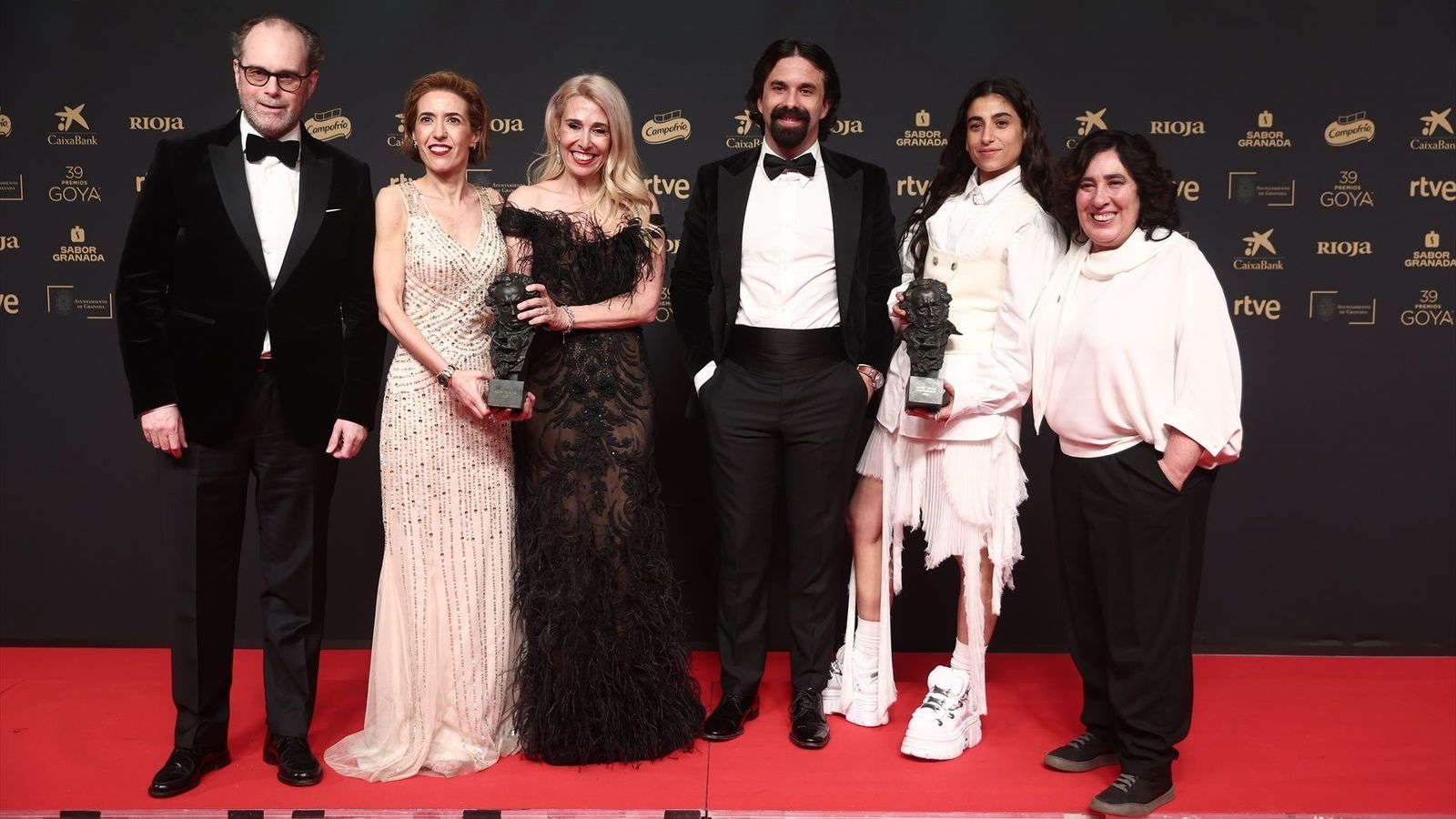 El equipo de 'La infiltrada' posa tras recibir el Goya a Mejor película y mejor Actriz principal