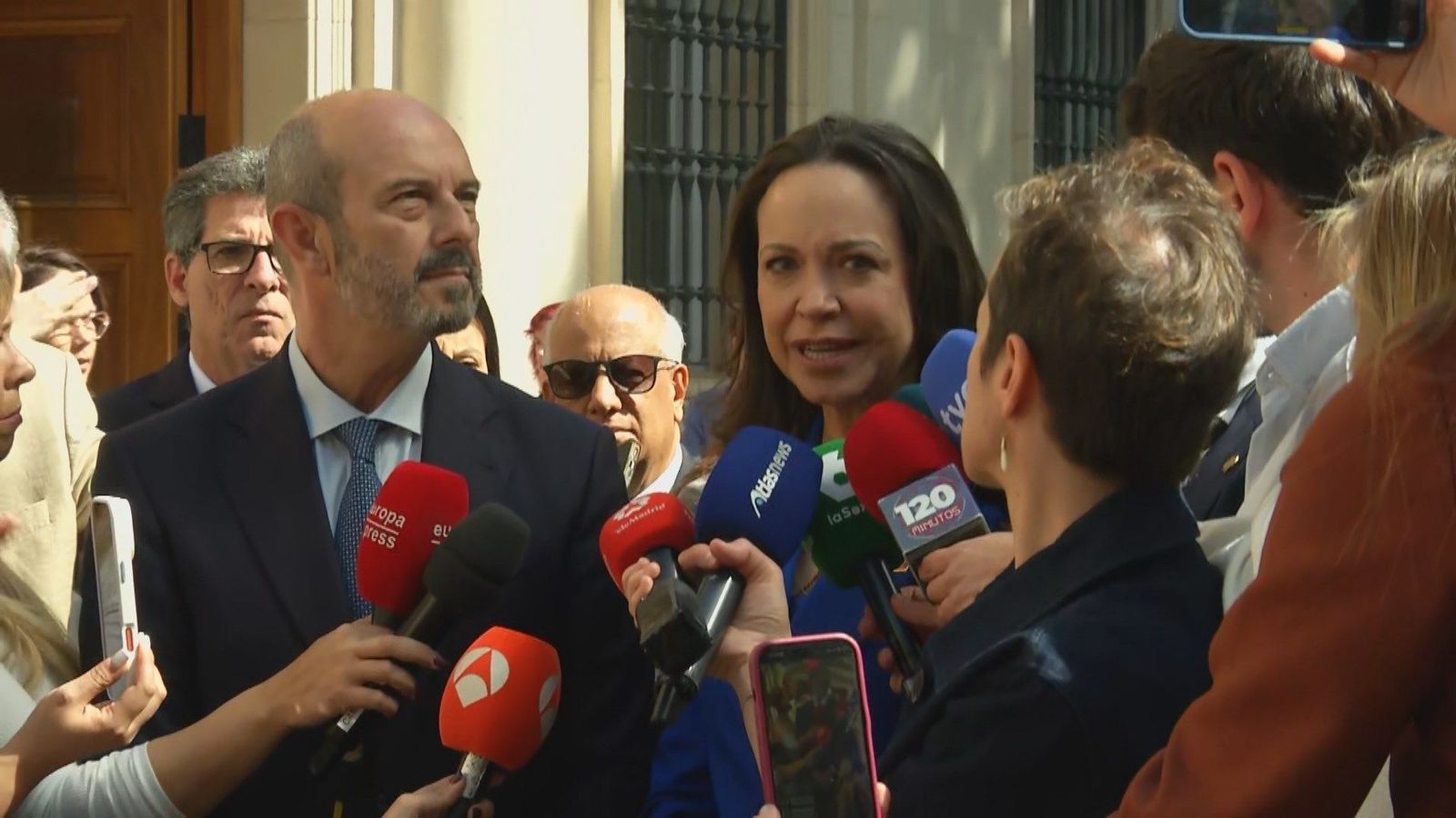 María Corina Machado es recibida en el Senado por su presidente Pedro Rollán