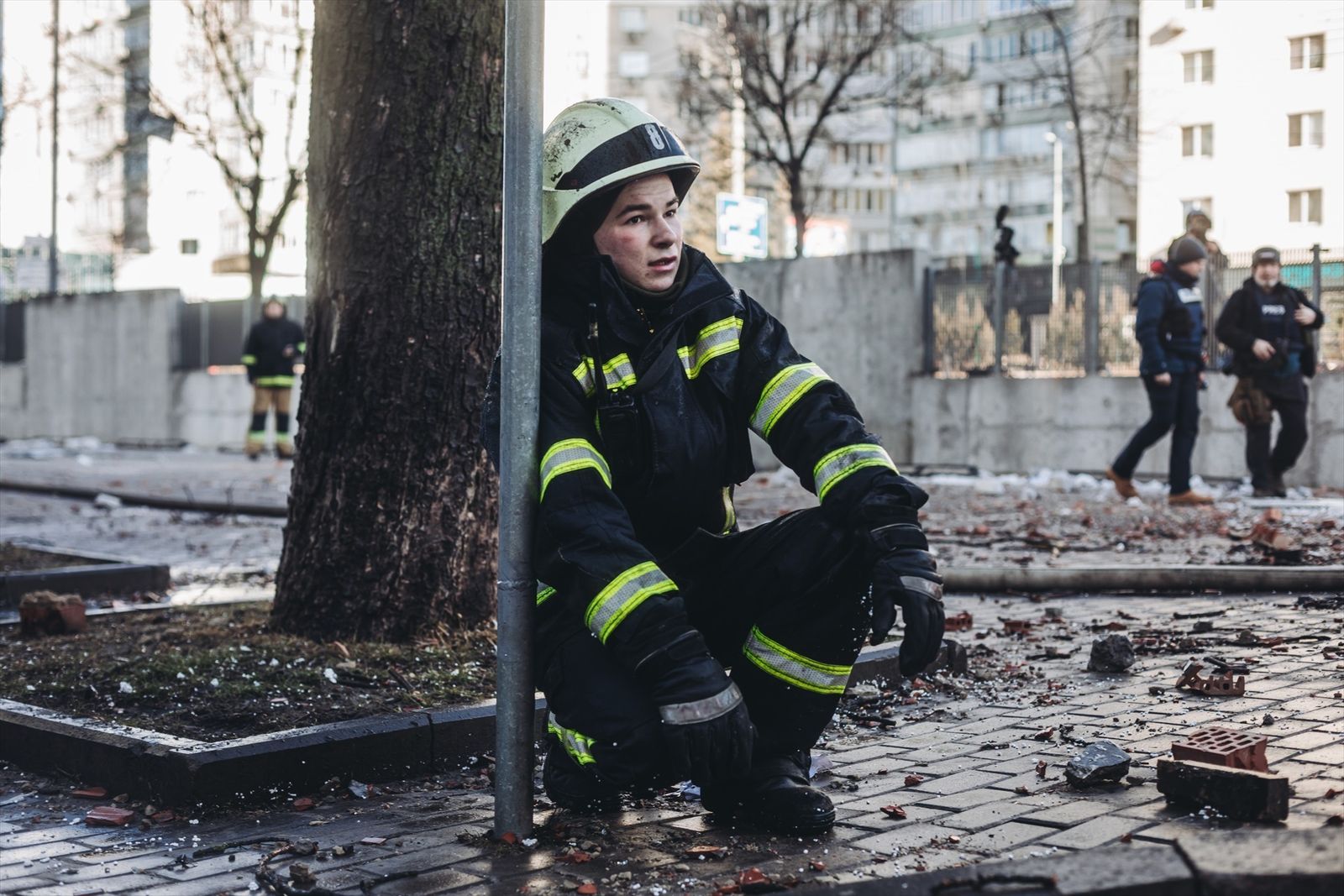 Un bomberos en las inmediaciones del edificio civil bombardeado, en una zona residencial, a 26 de febrero de 2022, en Kiev (Ucrania)