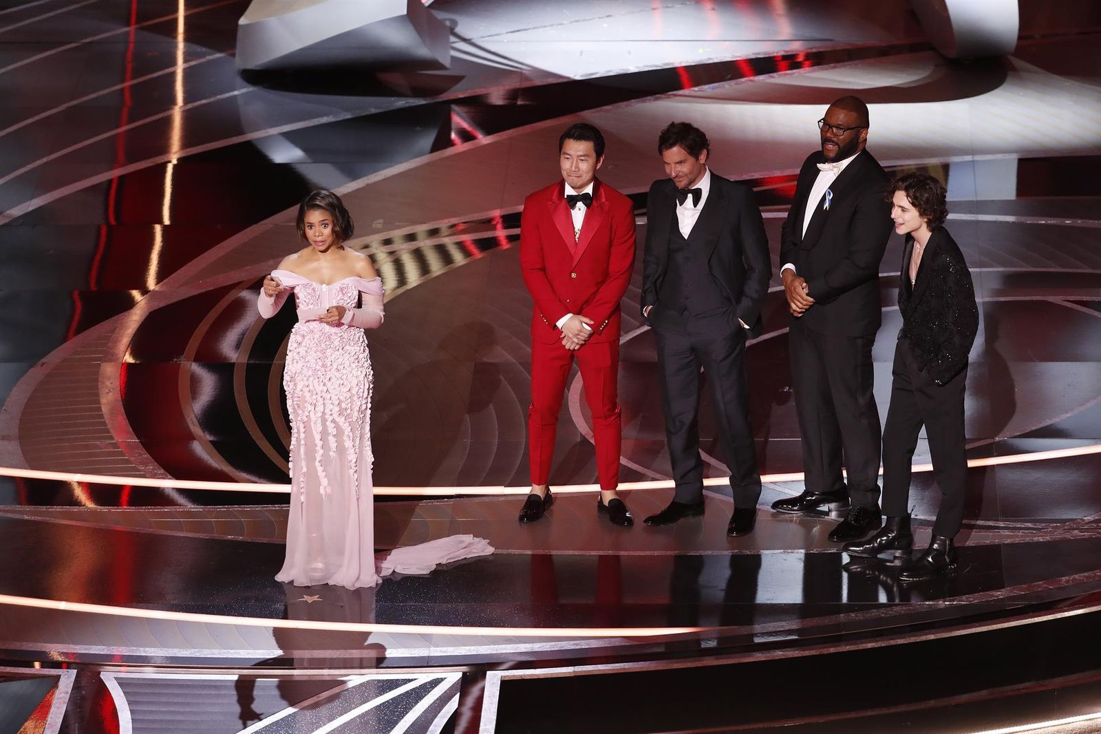 Host Regina Hall y los actores Simu Liu, Bradley Cooper, Tyler Perry y Timothee Chalamet durante la 94ª ceremonia anual de los Premios de la Academia en el Dolby Theatre de Hollywood, Los Ángeles.