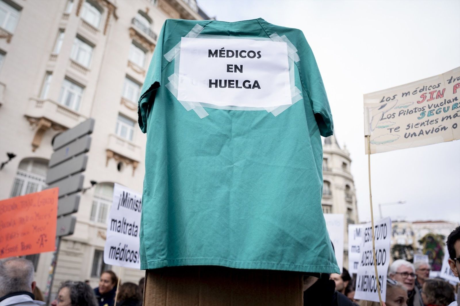 Los sindicatos médicos convocan huelgas de una semana al mes desde el 16 de febrero para exigir un Estatuto propio