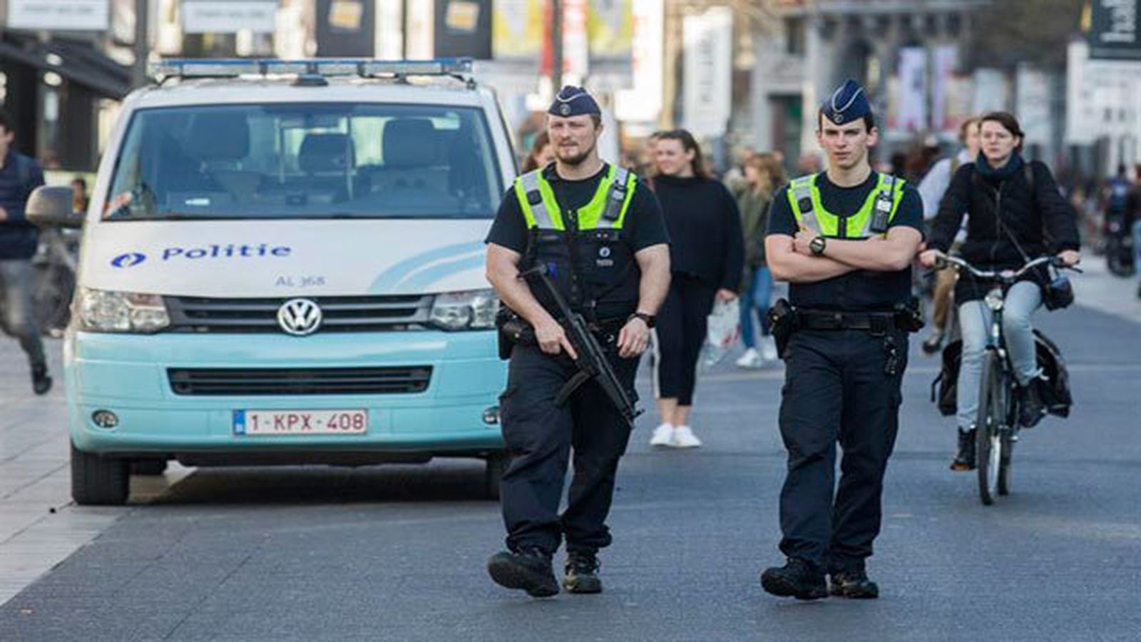Policías patrullan por la calle Meir, el principal bulevar peatonal de Amberes