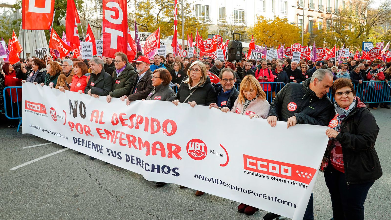 Los sindicatos CCOO y UGT protestan por la sentencia del Tribunal Constitucional que avala el despido objetivo por ausencias intermitentes que permite la reforma laboral