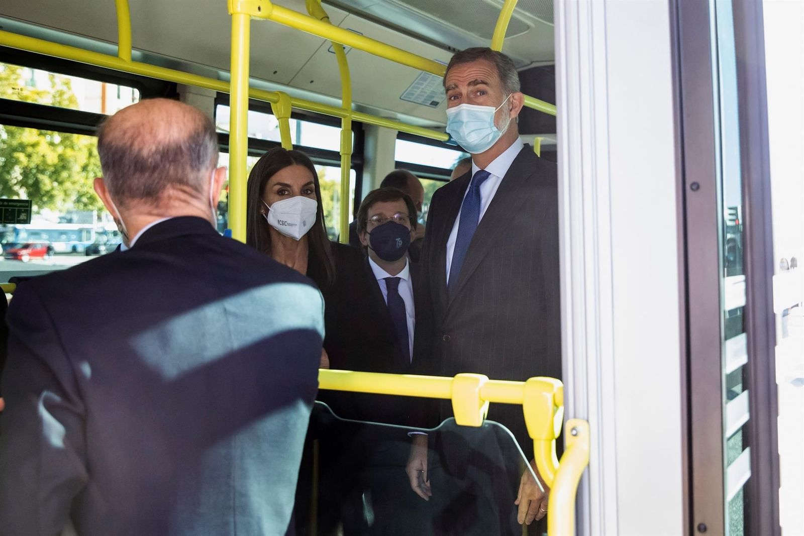 Los reyes y un viaje histórico en un autobús de la EMT ante la sorpresa de los madrileños